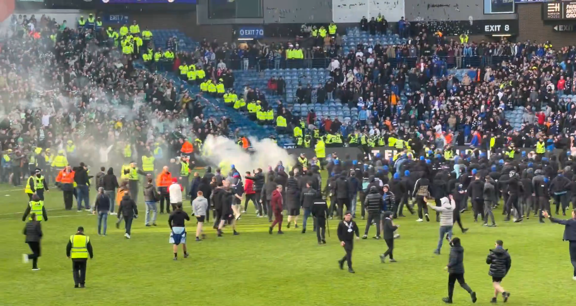 Χαμός στο ντέρμπι της Σκωτία: Οπαδοί των Ρέιτζερς και Σέλτικς εισέβαλαν στο γήπεδο (video)