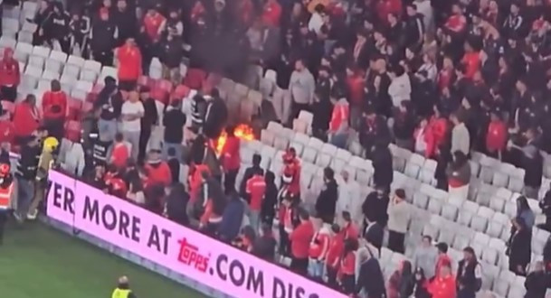 Φωτιά στις εξέδρες του «Ντα Λουζ» κατά τη διάρκεια του ντέρμπι της Μπενφίκα με την Πόρτο (video)