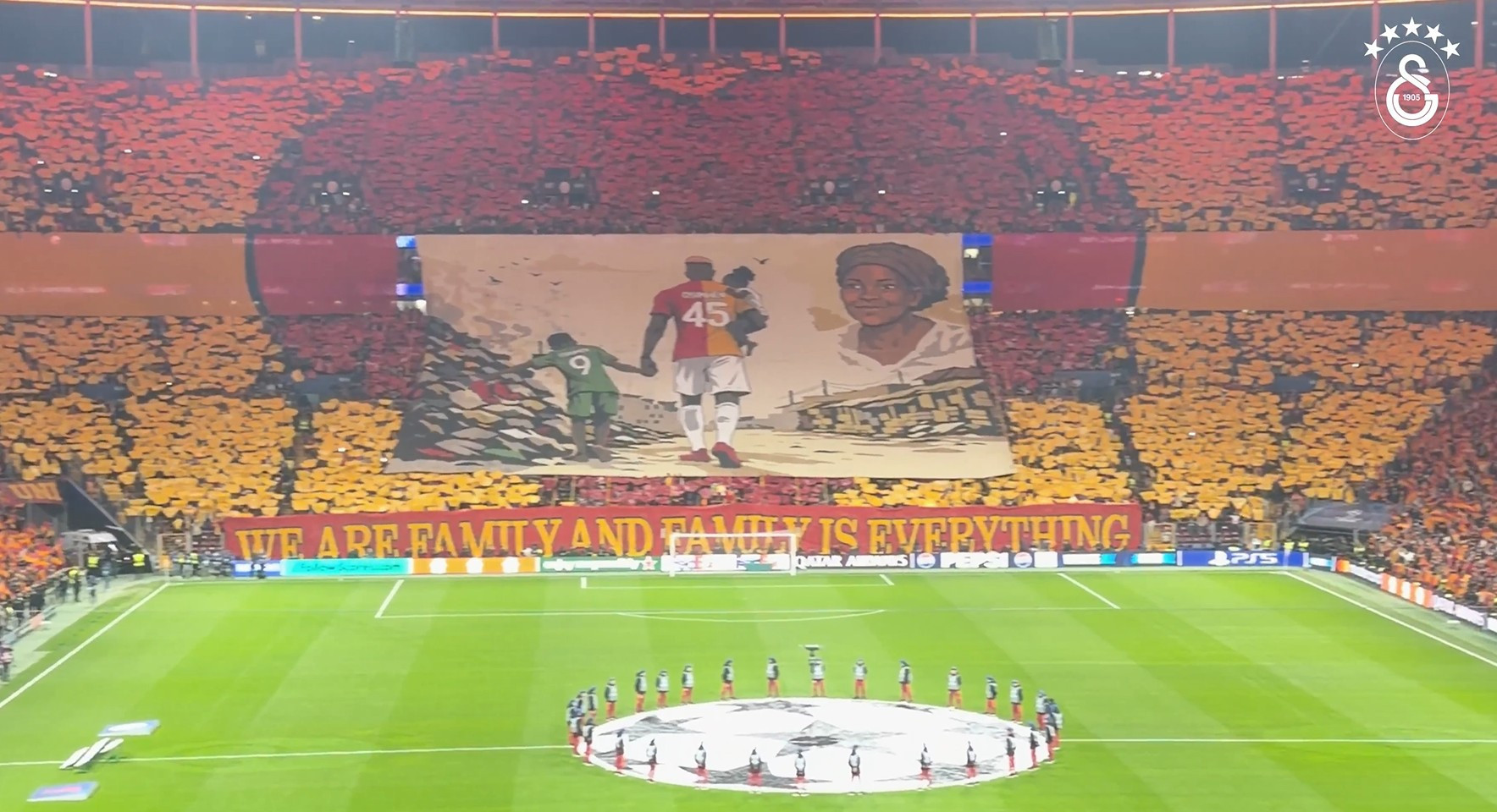 Απίθανες στιγμές πριν το Γαλατασαράι-Λίβερπουλ: Κορεό για την μητέρα του Οσιμέν, δάκρυσε ο Νιγηριανός επιθετικός (video)