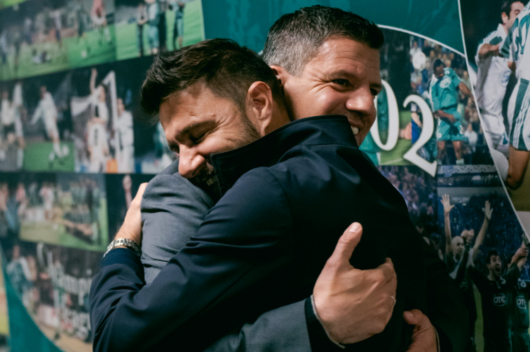 Συνάντηση... κορυφής και θερμή αγκαλιά του Φύσσα με τον Χοακίν πριν το Παναθηναϊκός - Μπέτις