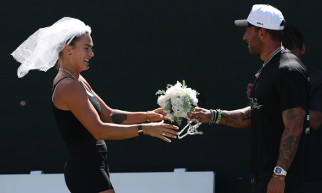 Η Σαμπαλένκα και ο σύντροφός της έκαναν... προπόνηση στο κορτ για τον γάμο τους (photo)