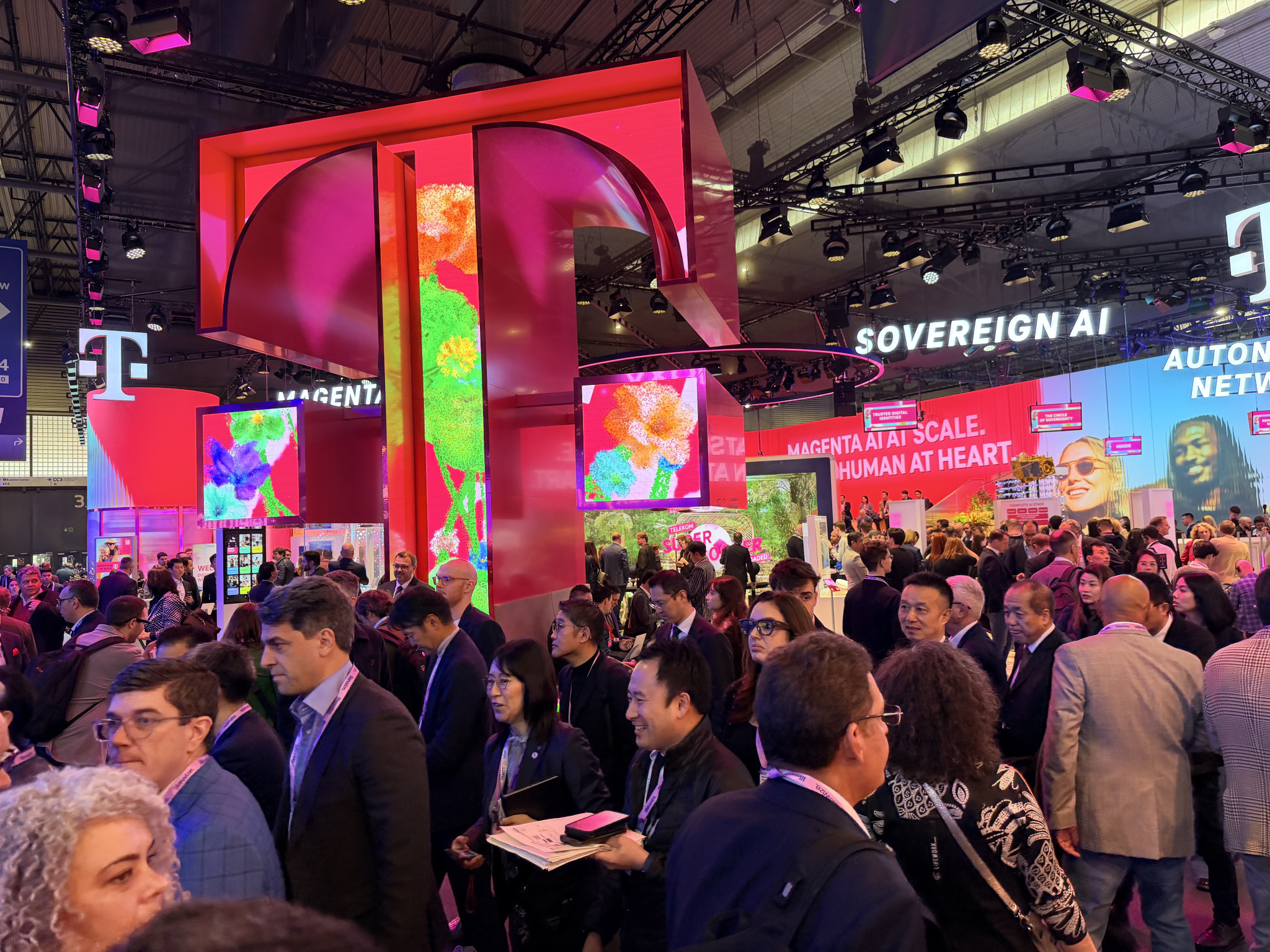 Telekom @ MWC 2026: Οι ΑΙ καινοτομίες για την καθημερινότητα και η συνεργασία με Starlink