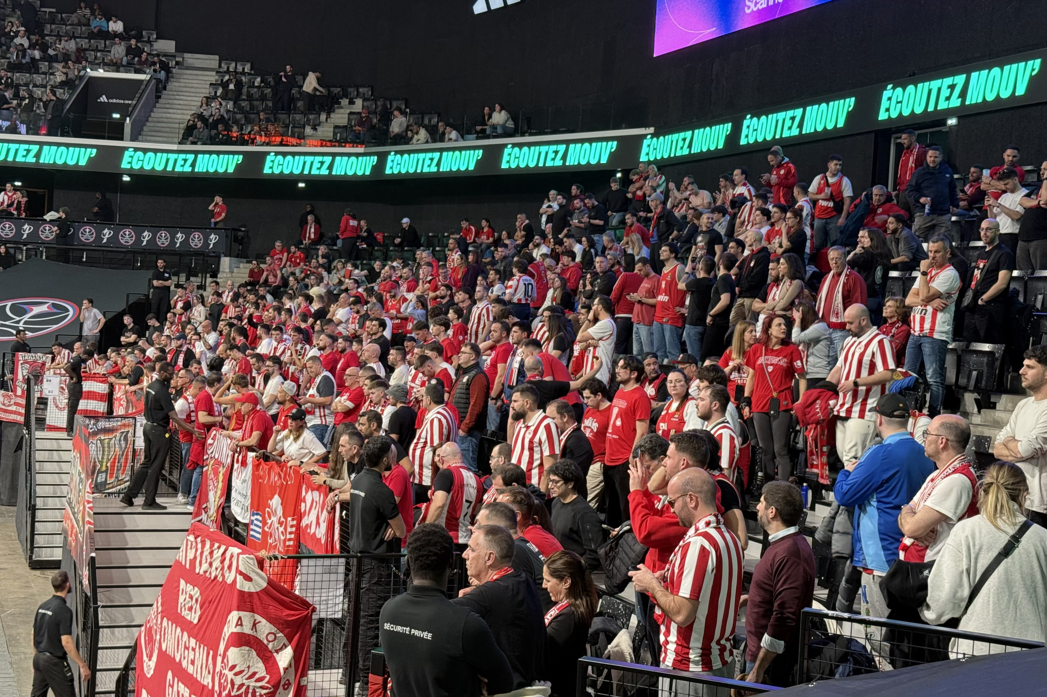 Με τον κόσμο στο πλευρό του ο Ολυμπιακός: Πάνω από 1.500 φίλαθλοι στην Adidas Arena