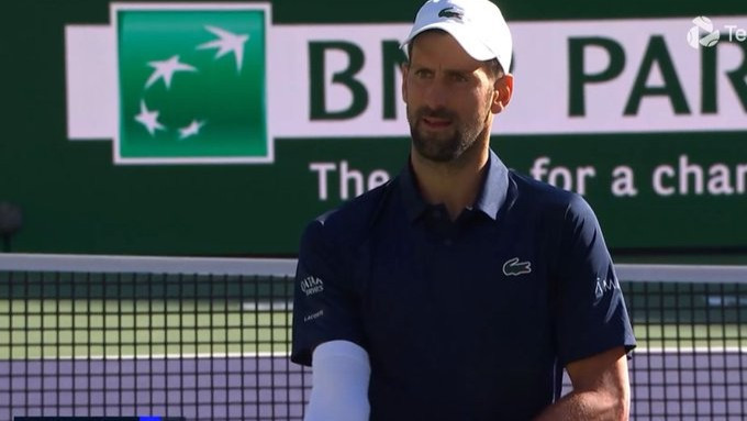 Δύσκολη στιγμή για τον Τζόκοβιτς: Έκανε εμετό κατά τη διάρκεια του αγώνα και είχε δεμένο χέρι (video)