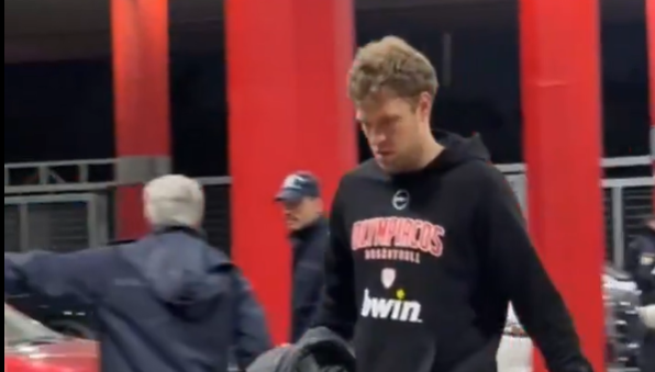 Μόνος του έφτασε στο ΣΕΦ ο τραυματίας Σάσα Βεζένκοφ (video)