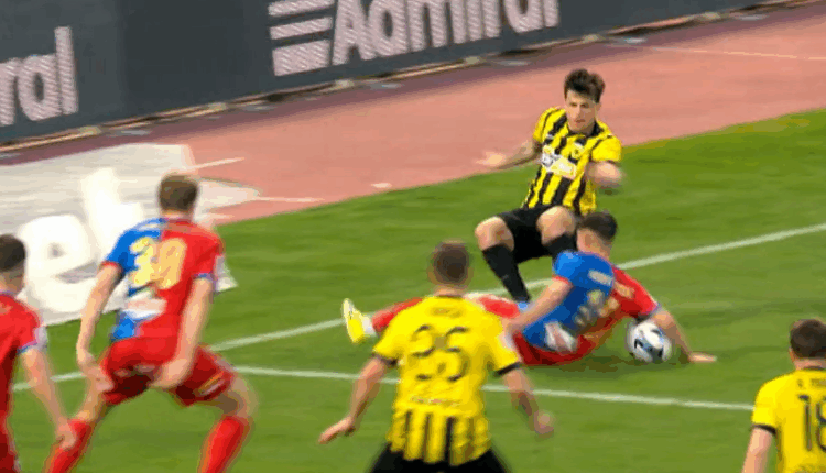 Το πέναλτι που ζήτησε η ΑΕΚ, η εξέταση του VAR και η απόφαση του Τσιμεντερίδη που προκάλεσε αντιδράσεις (video)