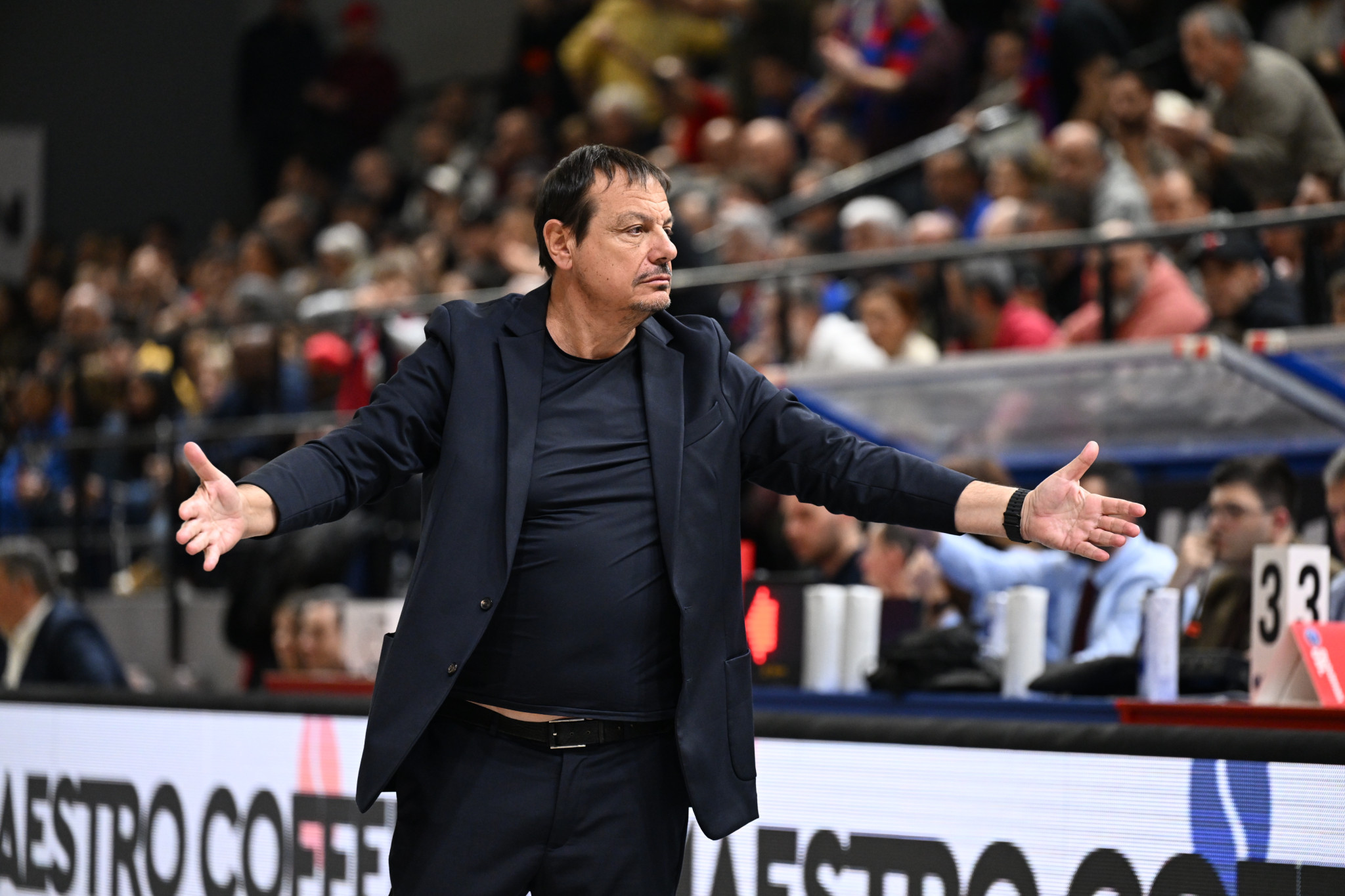 Έξαλλος ο Αταμάν με παράβαση που δόθηκε στον Κένεθ Φαρίντ (video)