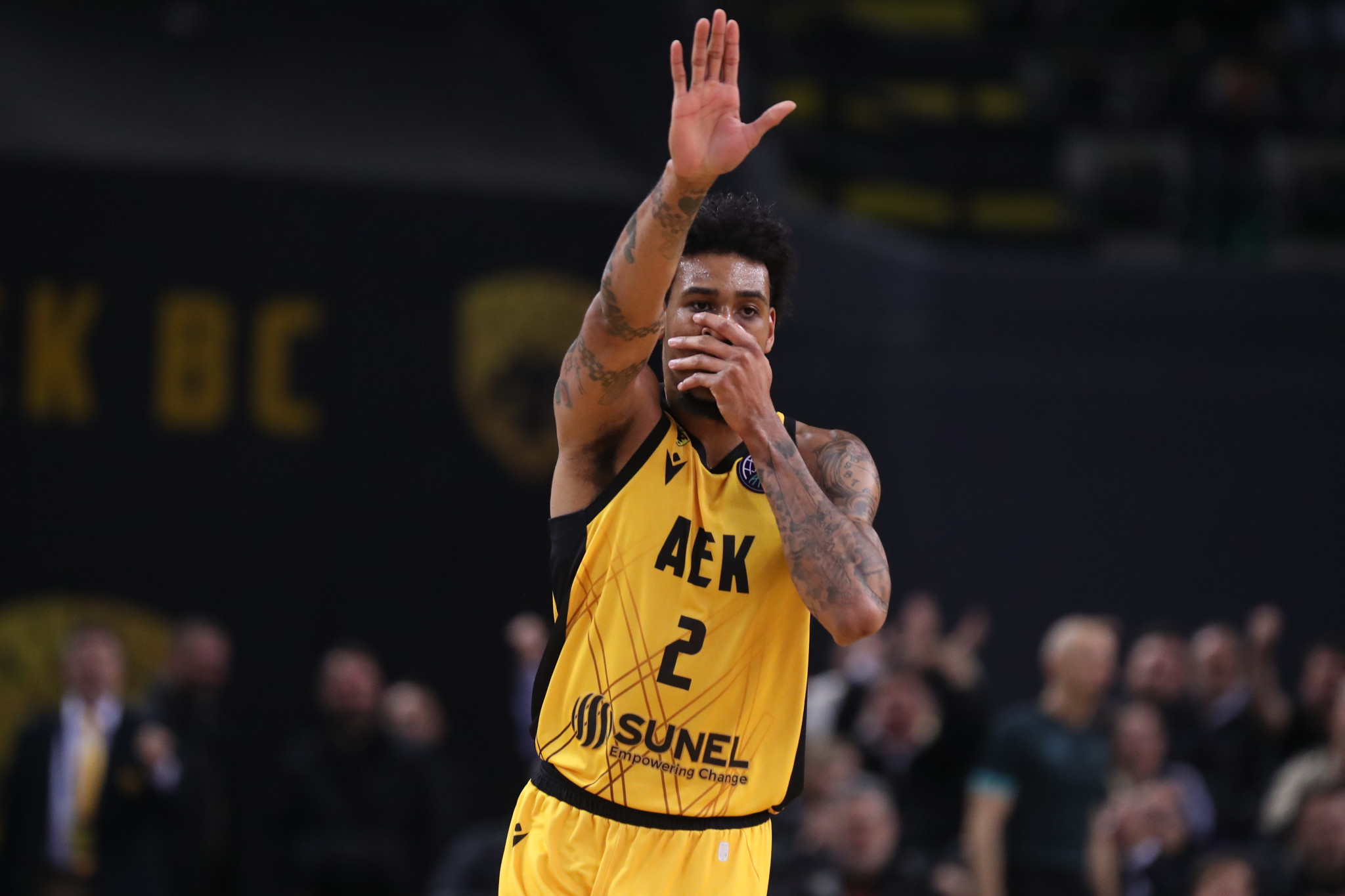 Έτσι η ΑΕΚ κατάφερε να «δέσει» τον Μπράουν με νέο συμβόλαιο