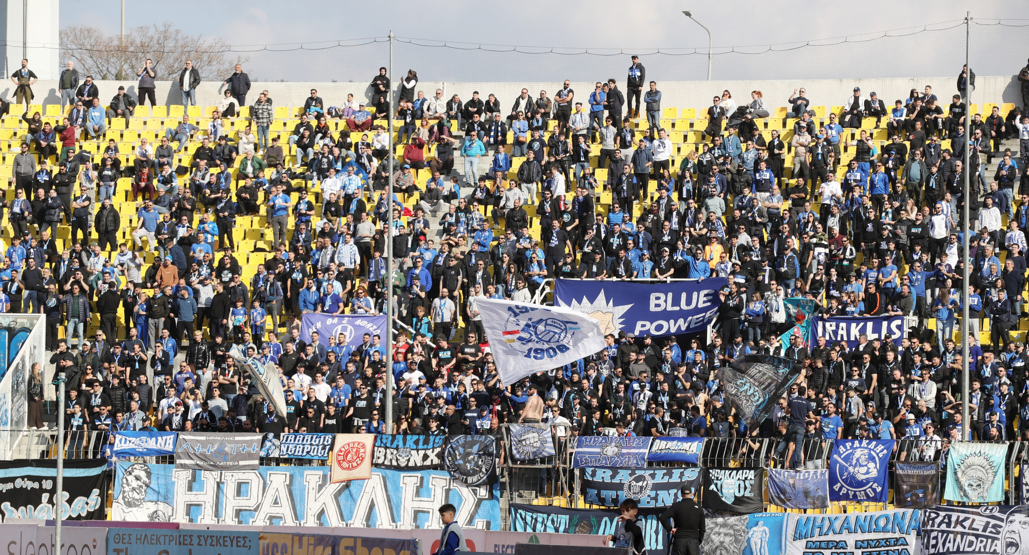 Ο κόσμος του Ηρακλή αποθέωσε στο Καυτανζόγλειο την ομάδα για την άνοδο (video)