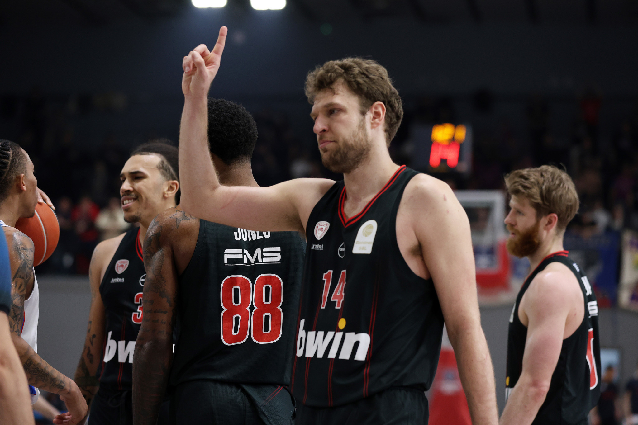 Ο Βεζένκοφ για τη δολοφονία στην Καλαμαριά: «Μέχρι πότε μια μάνα θα χάνει το παιδί της για τη φανέλα που φοράει»