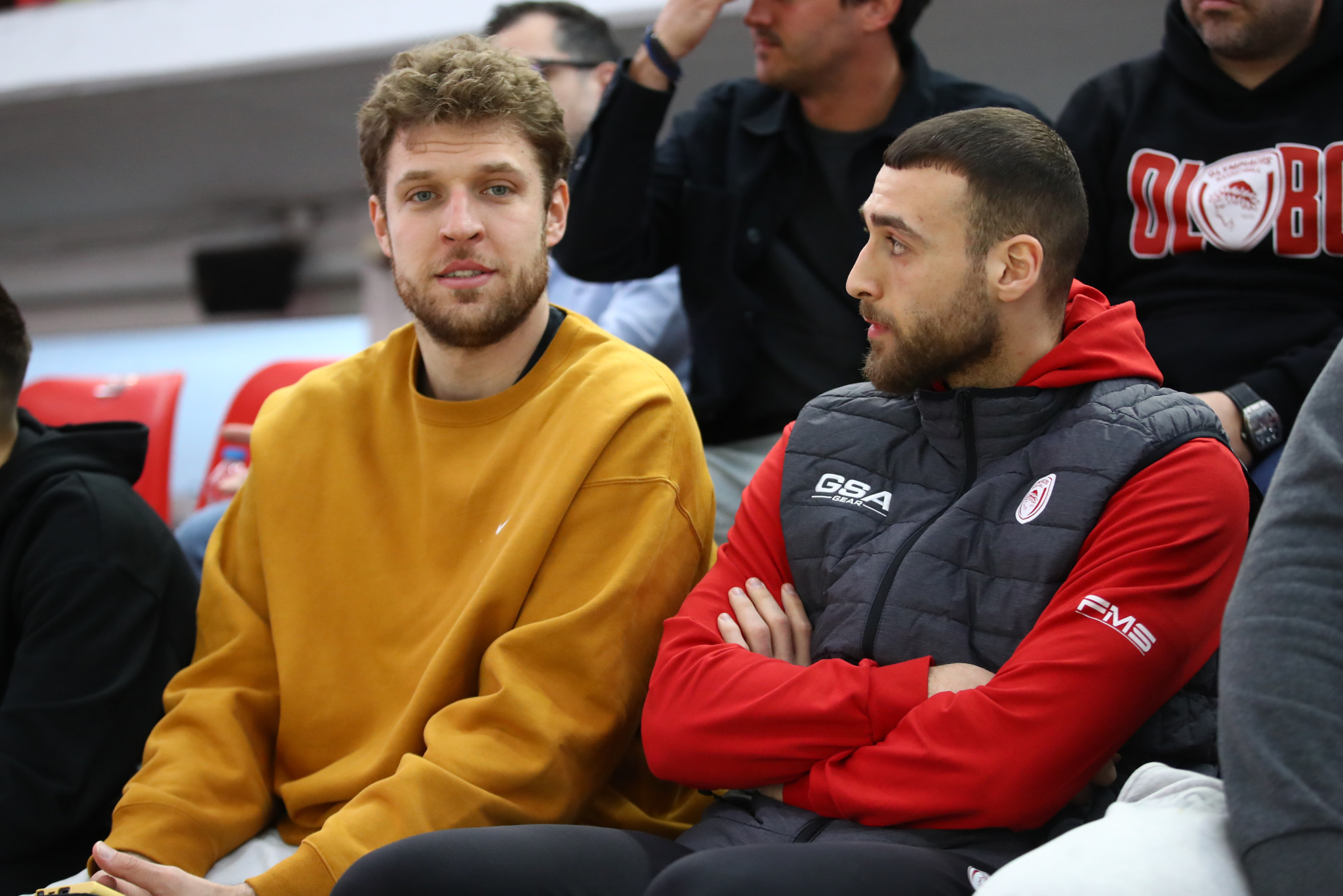 Βεζένκοφ και Νετζήπογλου παρακολούθησαν το ντέρμπι Ολυμπιακός-Παναθηναϊκός στο πόλο