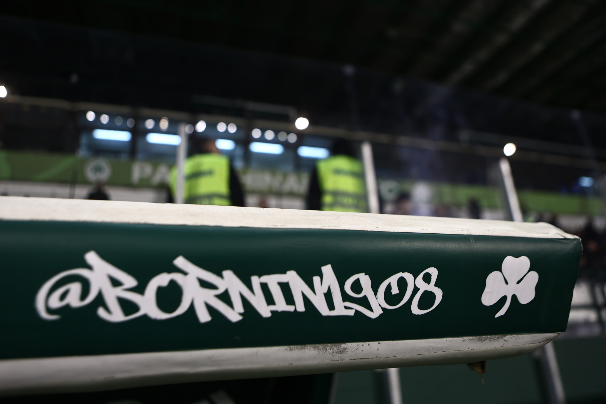 Τι είναι το «Born in 1908» που βρίσκεται στους πάγκους της Λεωφόρου