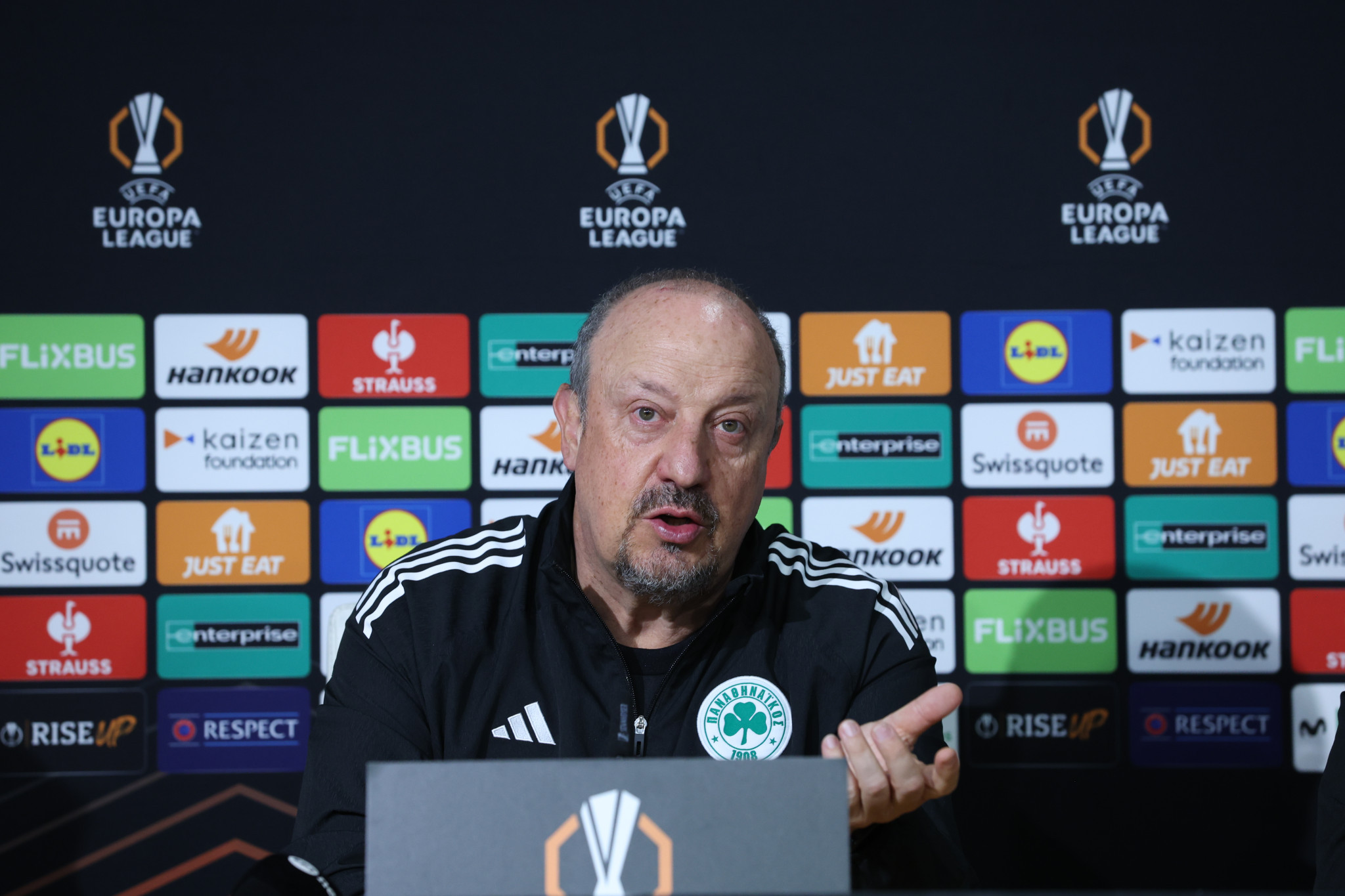 Μπενίτεθ: «Με δέκα παίκτες κερδίσαμε στο πρώτο παιχνίδι με ένα πέναλτι ξεκάθαρο!»