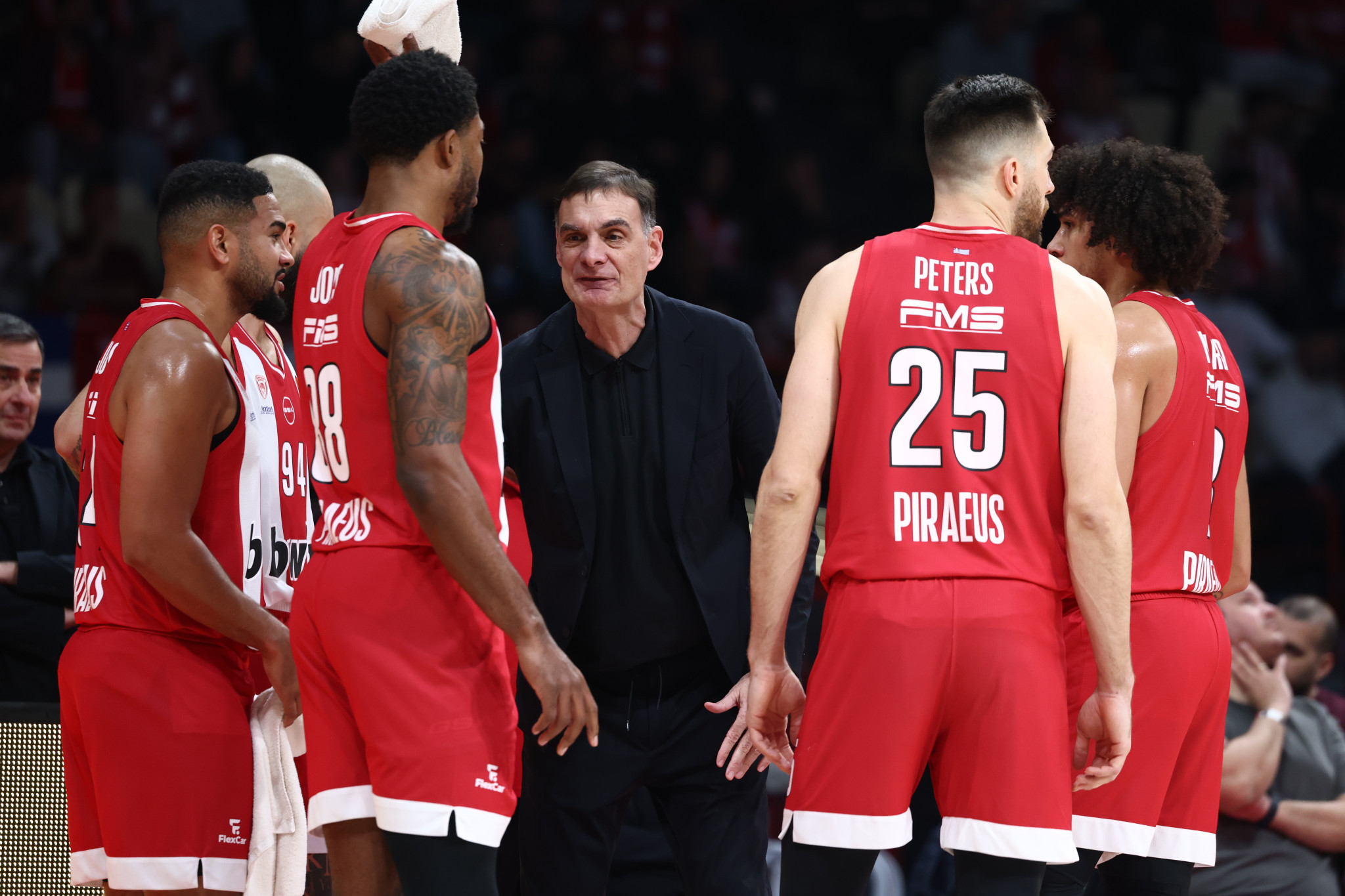 Εκνευρισμένος ο Μπαρτζώκας με την εικόνα του Ολυμπιακού στην αρχή του ματς με την Μπασκόνια (photos)