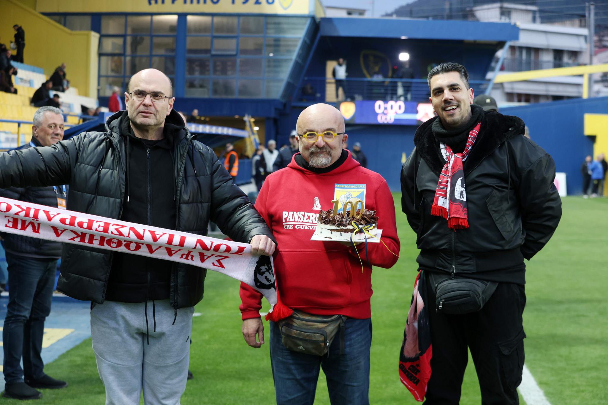 Οπαδοί του Πανσερραϊκού έφεραν τούρτα στον Παναιτωλικό για τα 100 χρόνια ιστορίας!