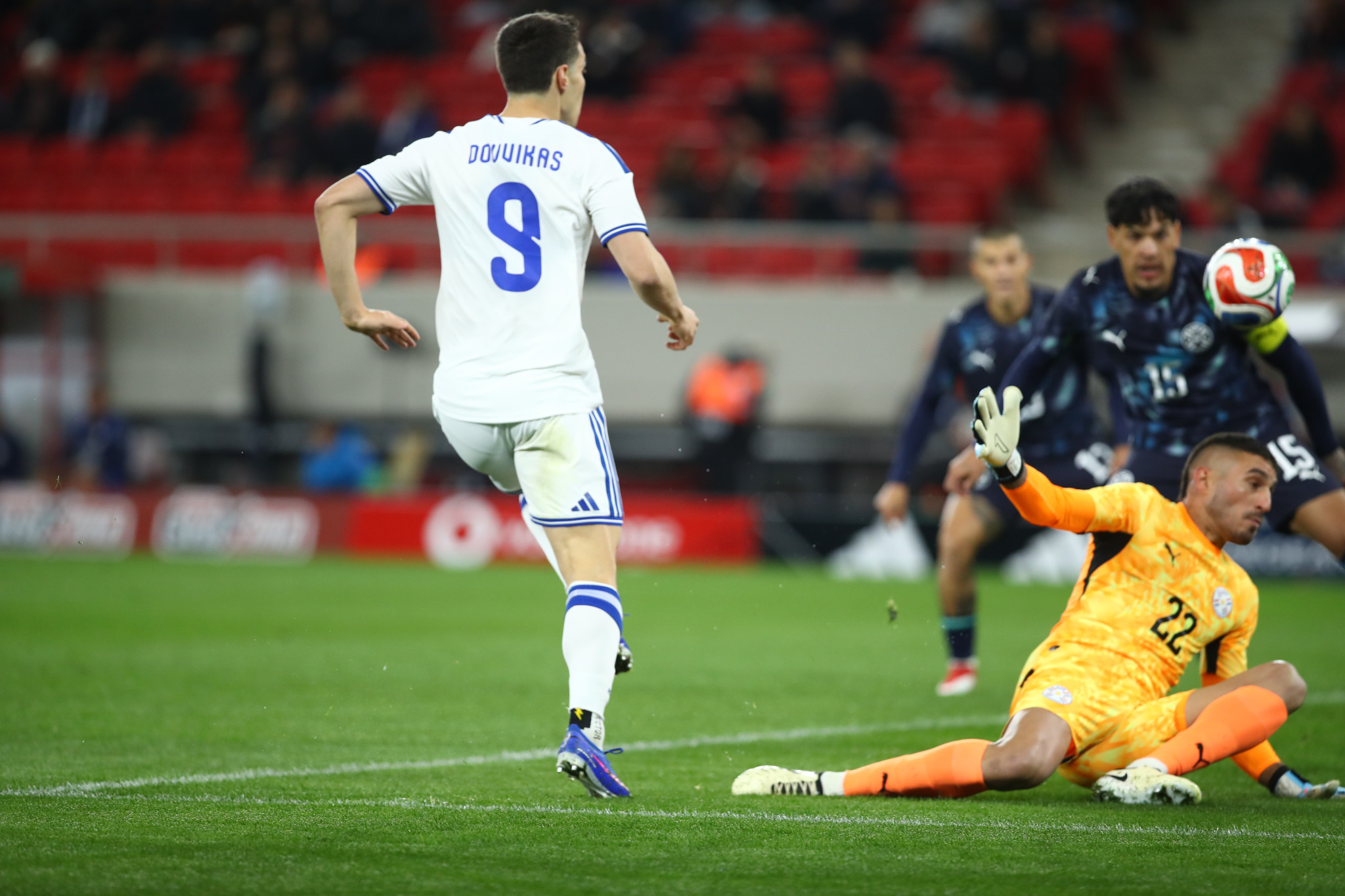 Ο Δουβίκας «έσκαψε» τη μπάλα, όμως αυτή πέρασε μόλις άουτ (video)