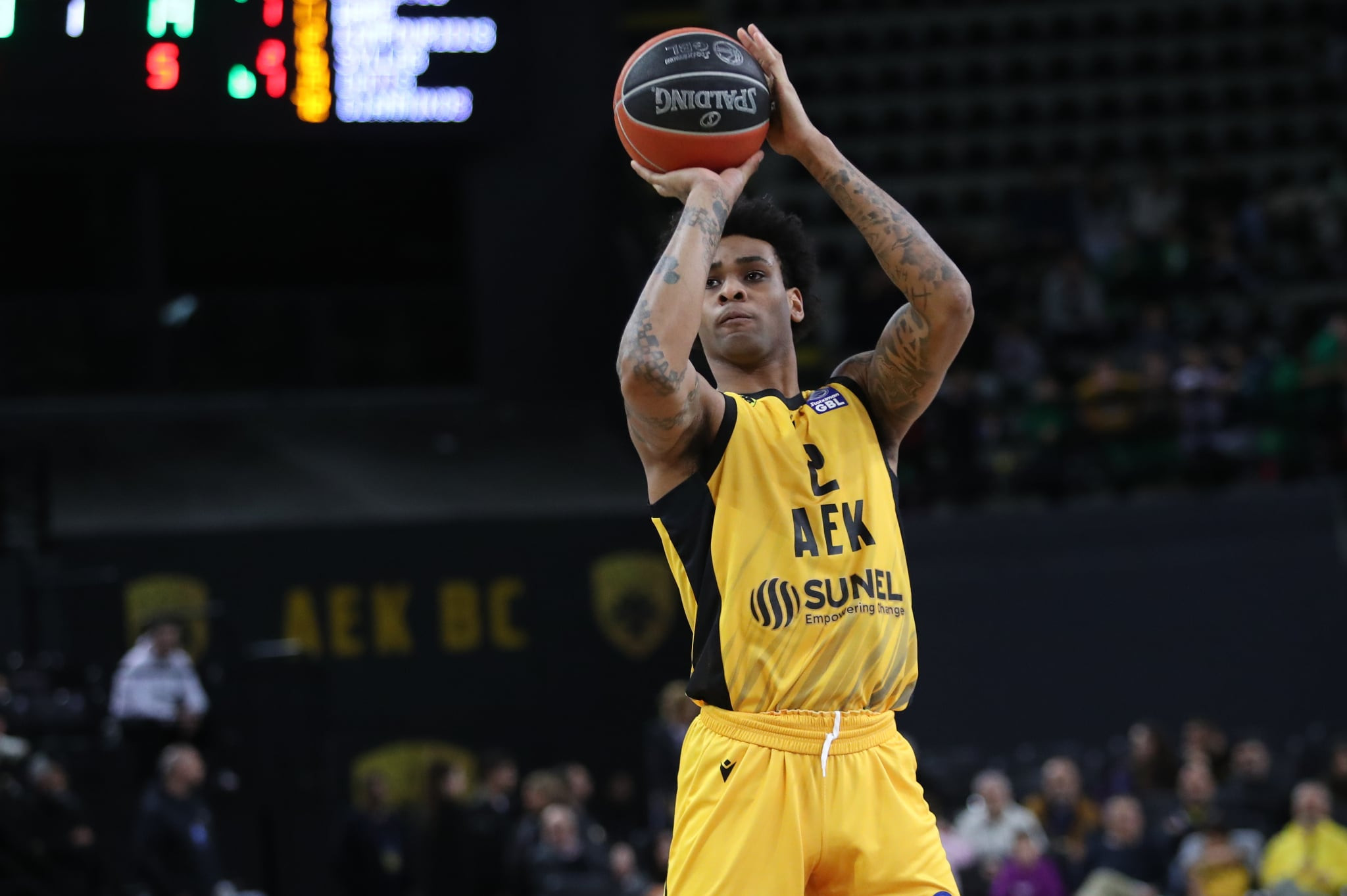 Η θέληση του Μπράουν να βοηθήσει την ΑΕΚ «νίκησε» την ανετοιμότητά του