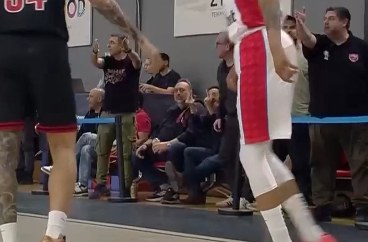 Τι λέει η πλευρά του Ολυμπιακού για το επεισόδιο Φουρνιέ - οπαδού: Η φωτογραφία με τις χειρονομίες