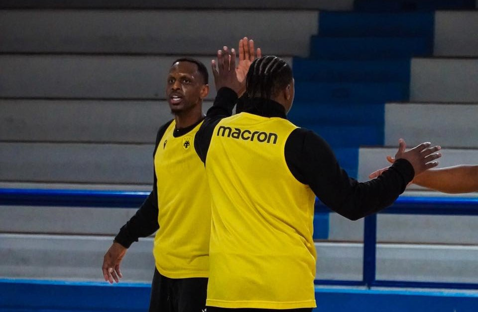 Η ΑΕΚ έχει μάθει να ζει με τα προβλήματα και αυτά την «ατσαλώνουν»