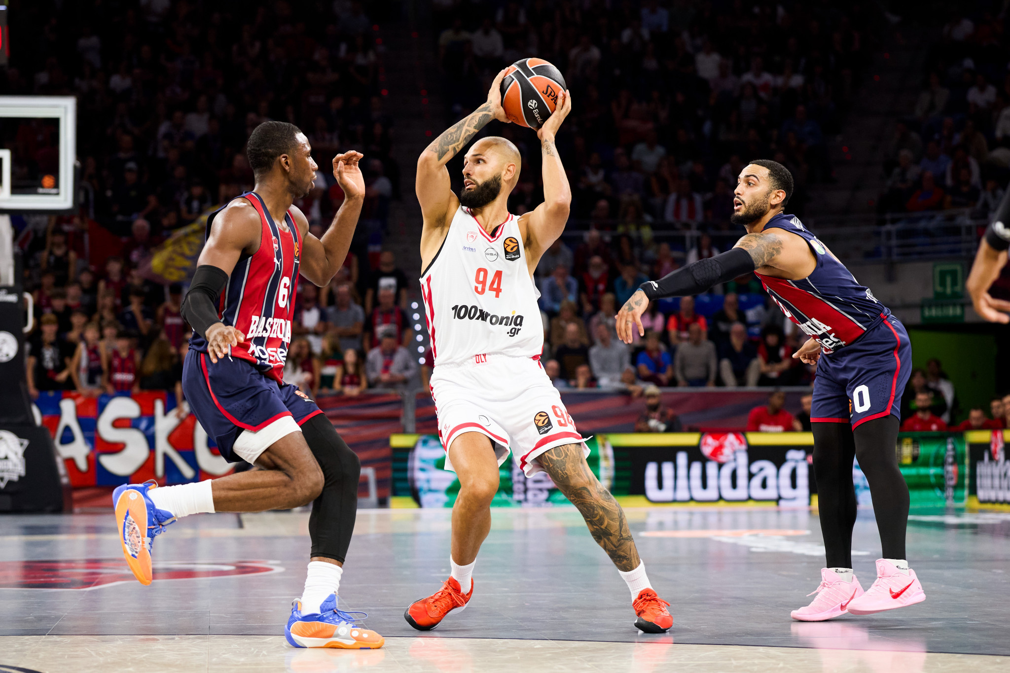 Αυτοί θα σφυρίξουν το παιχνίδι του Ολυμπιακού με την Μπασκόνια