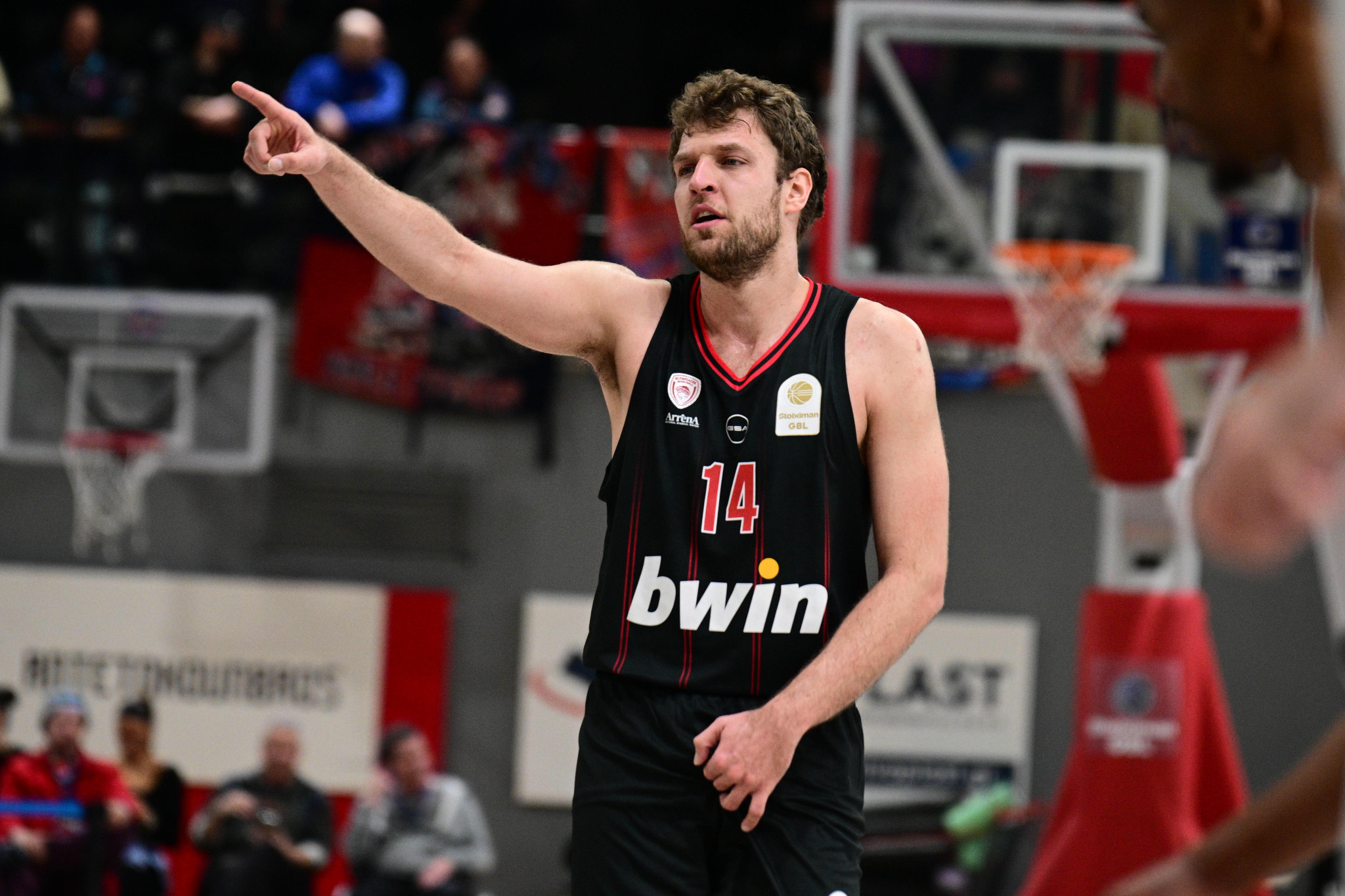 Ο Ολυμπιακός διατήρησε δύσκολα το αήττητο κόντρα στον Πανιώνιο μετά από επεισοδιακό ματς στη Γλυφάδα