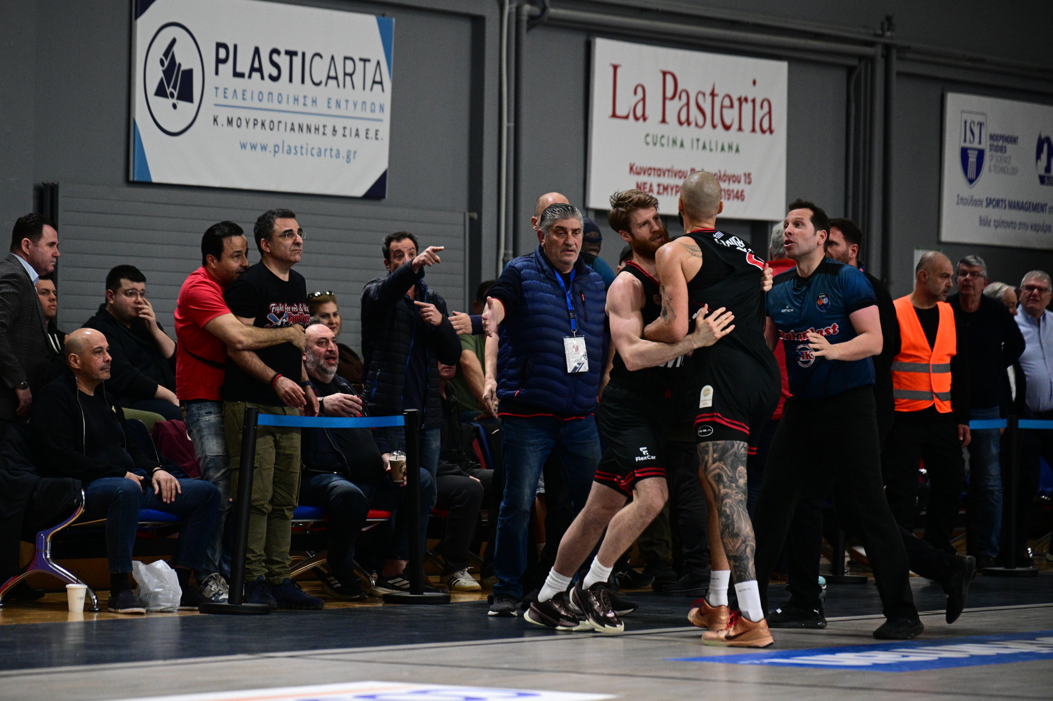 Το βίντεο του επεισοδιου με τον Φουρνιέ να ορμά στα court seats