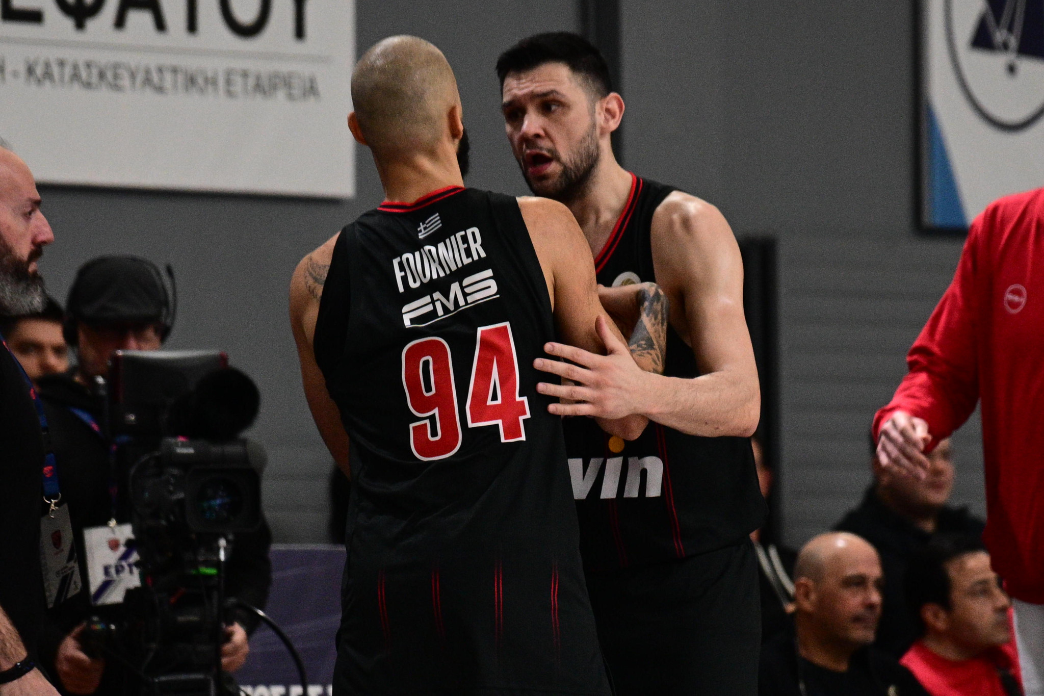 Ο ορισμός του αρχηγού: Ο Παπανικολάου απομάκρυνε τον Φουρνιέ και προσπαθούσε να τον ηρεμήσει (video)