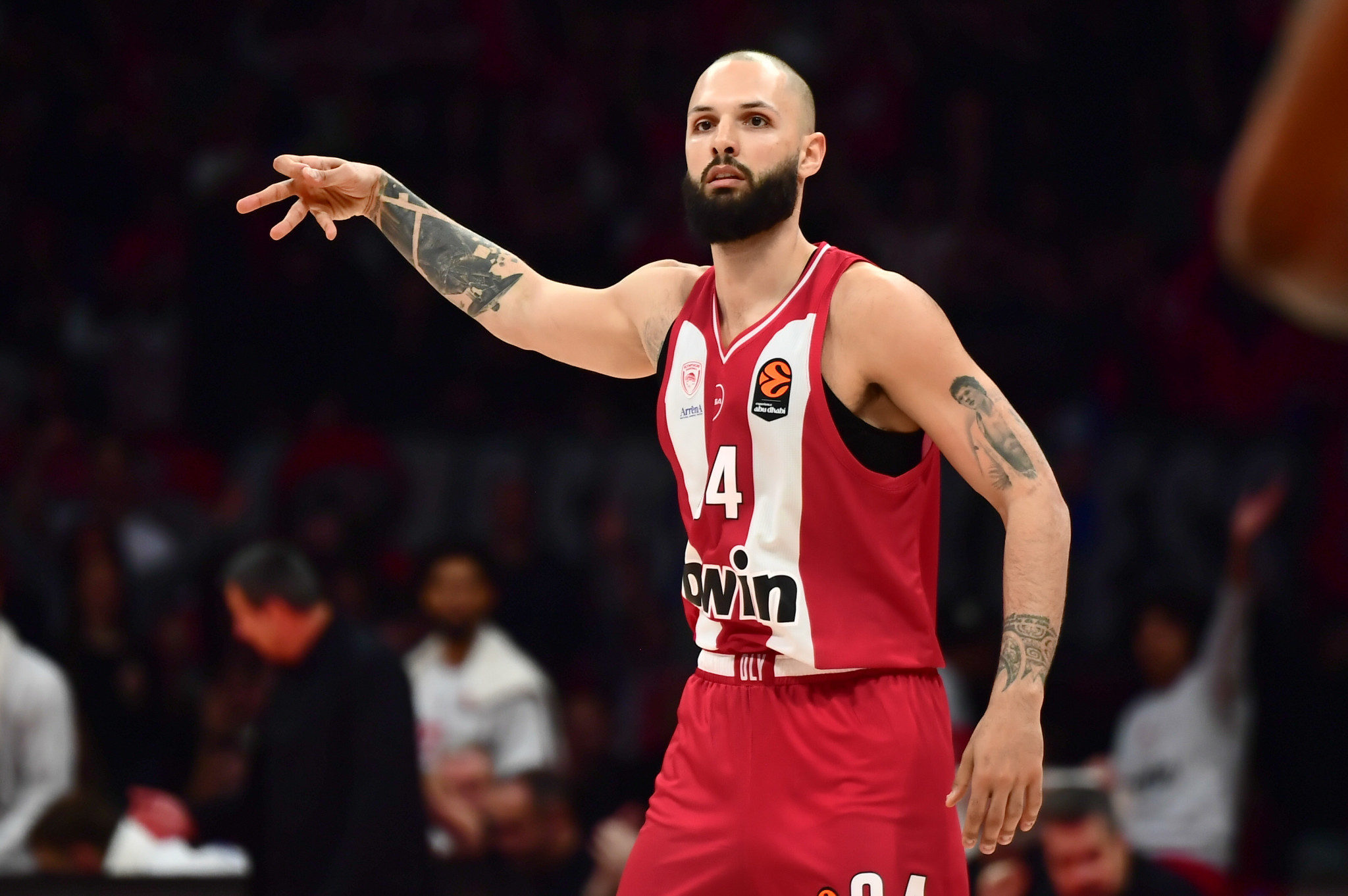 Ο Ολυμπιακός με ρεσιτάλ Φουρνιέ υπέταξε τη Φενέρ και «αγκαλιάζει» το πλεονέκτημα