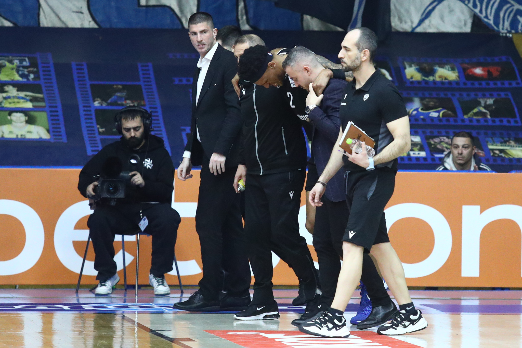 «Συναγερμός» με Μέλβιν στον ΠΑΟΚ: Τραυματίστηκε και αποχώρησε υποβασταζόμενος