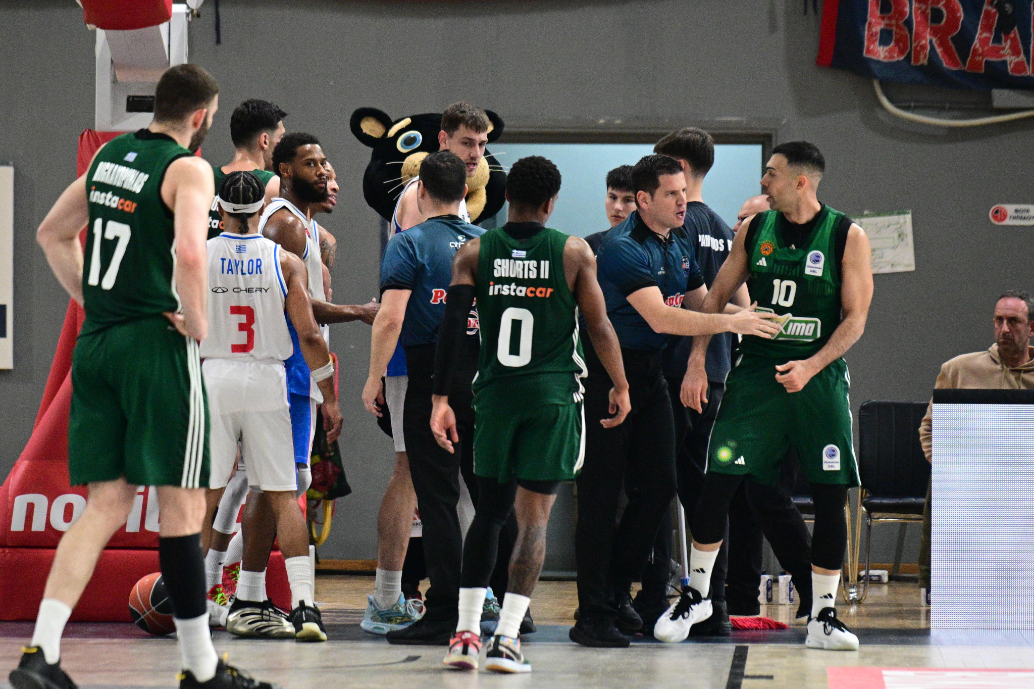 Ένταση ανάμεσα σε Σλούκα και Τόμασον στο φινάλε του Πανιώνιος - Παναθηναϊκός (video)