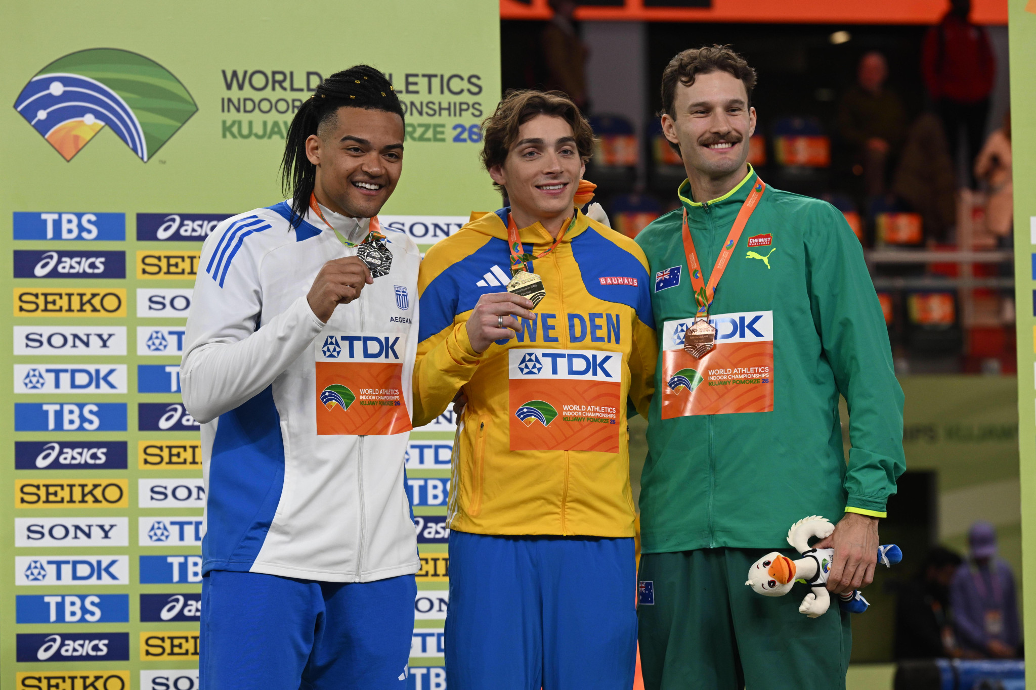 Ο Καραλής πήρε στα χέρια του το αργυρό μετάλλιο στο Παγκόσμιο κλειστού στίβου (video)