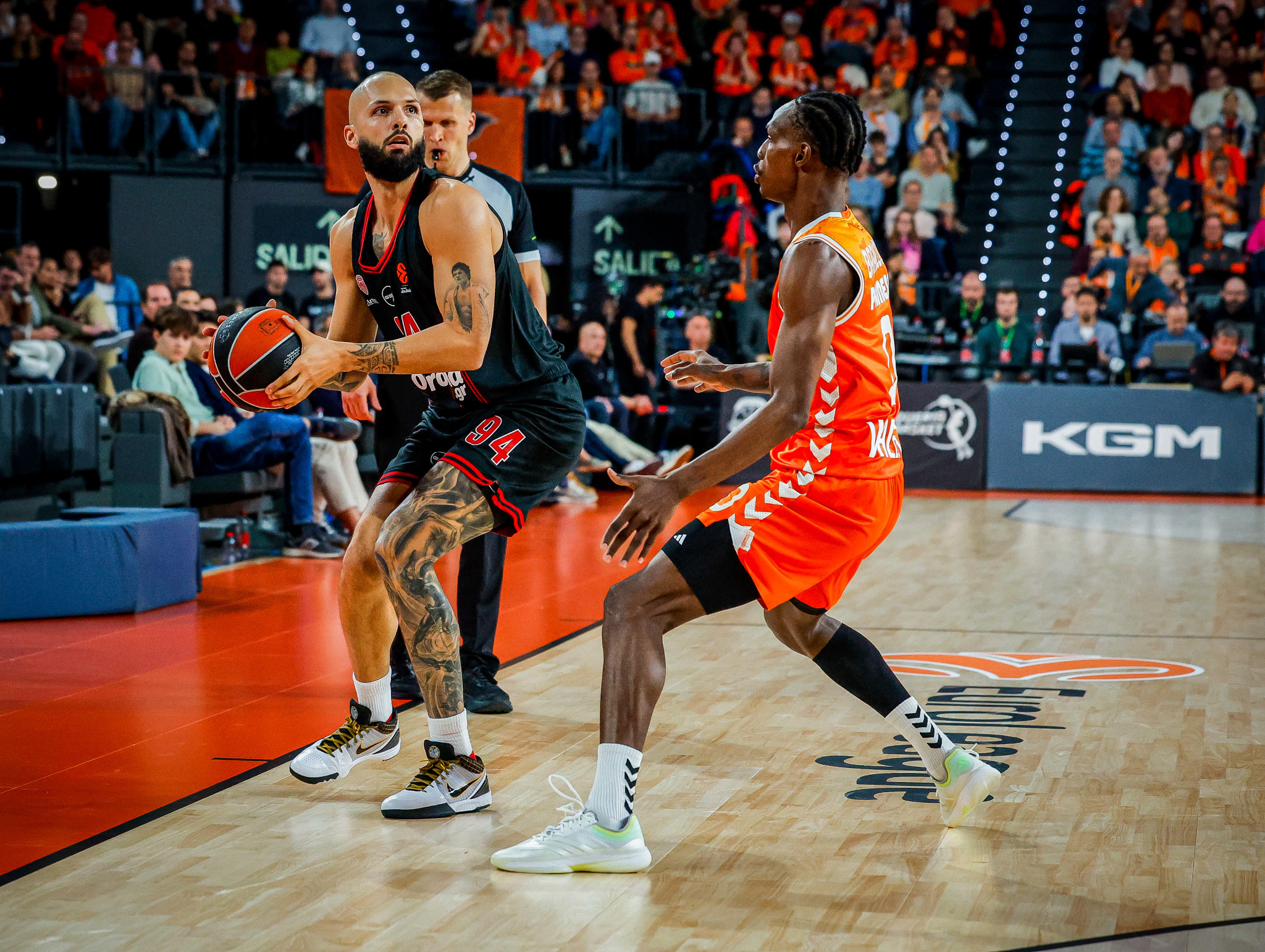 Ο Ολυμπιακός έχασε τη ματσάρα της Βαλένθια στο φινάλε με «μοιραίο» τον Φουρνιέ