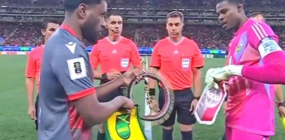 Απίθανο - Ο αρχηγός της Τζαμάικα δεν δέχτηκε το δώρο της Νέας Καληδονίας πιστεύοντας ότι τον... μάγιεψαν