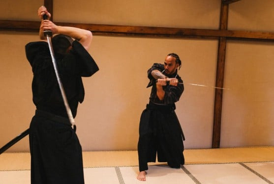 Ο Λιούις Χάμιλτον πήρε το... κατάνα του και ντύθηκε Σαμουράι (video)