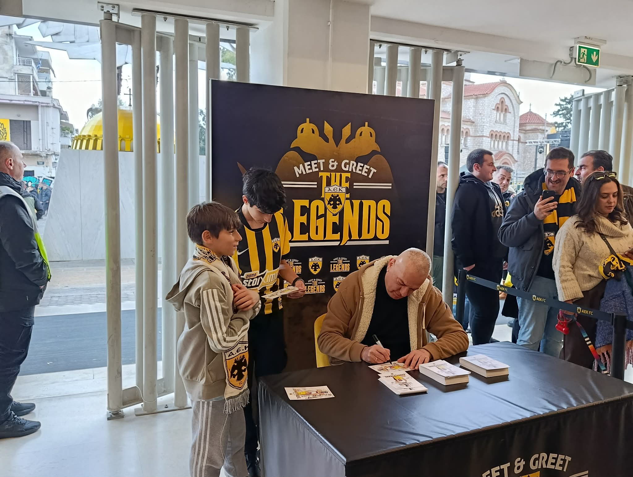 Πλήθος κόσμου της ΑΕΚ στην «Allwyn Arena» για τον Βασίλη Δημητριάδη (video)