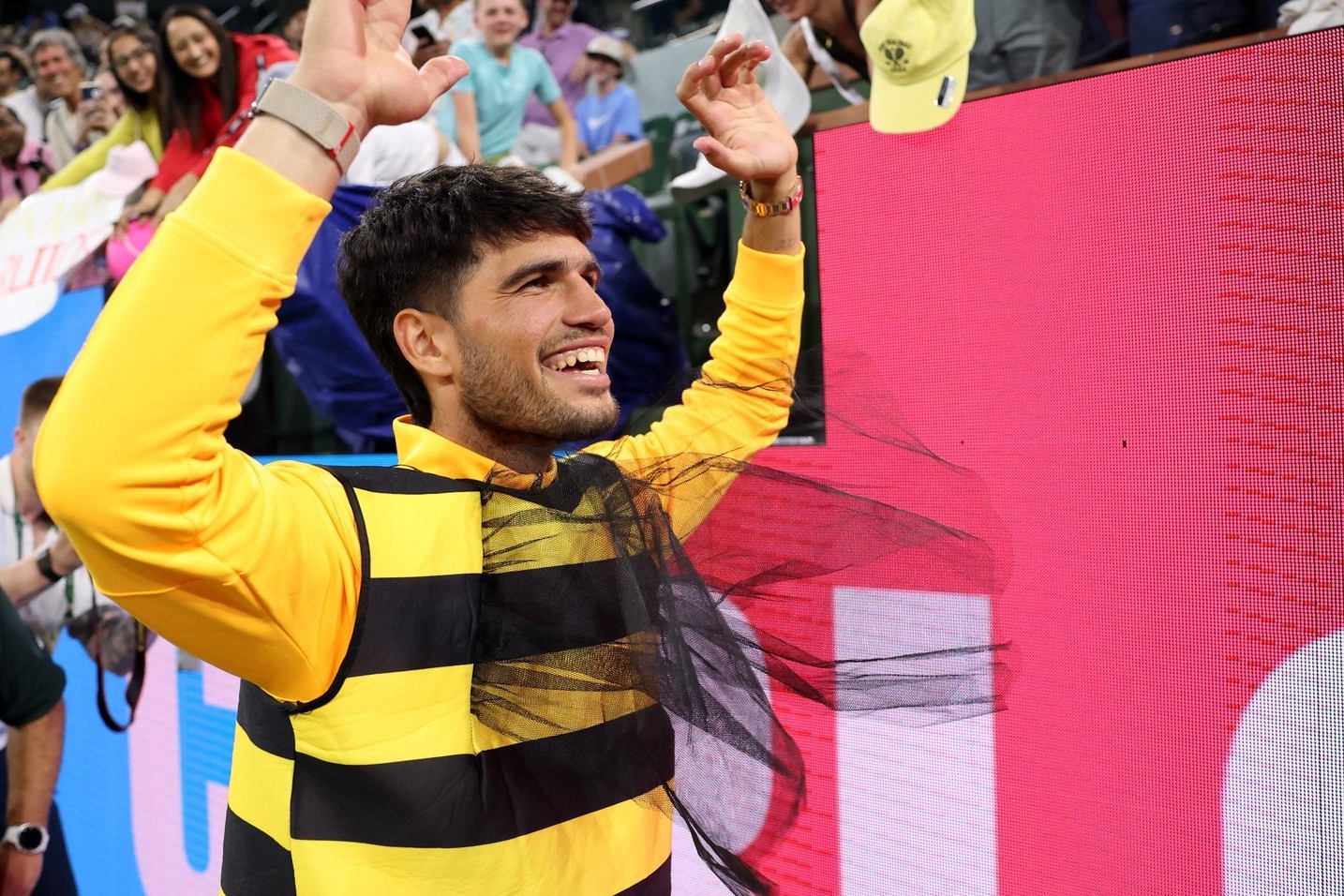 Ο Αλκαράθ ντύθηκε... μέλισσα και πανηγύρισε την πρόκριση του στα ημιτελικά του Indian Wells (video)