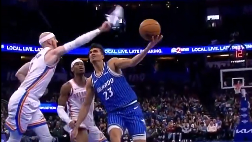 Τι έκανε ο Καρούσο; Προσπάθησε να ταπώσει τον αντίπαλό του με... το παπούτσι του (video)