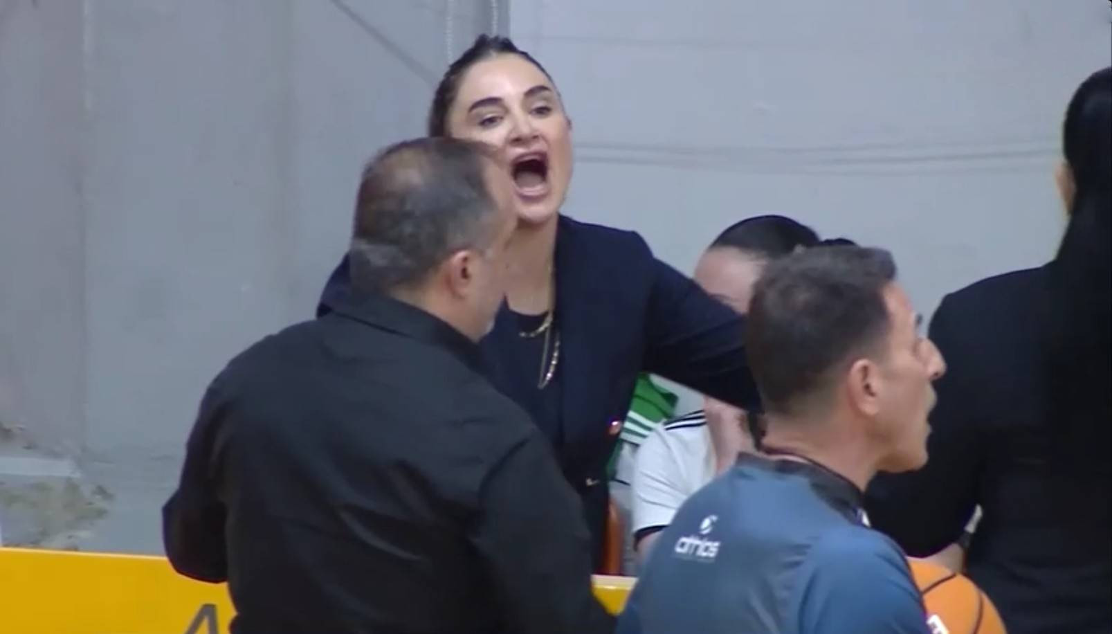 Έξαλλη η Ερντέμ με τη διαιτησία στο Ολυμπιακός-Παναθηναϊκός: Πήρε τεχνική ποινή, πέταξε την πατερίτσα (video)