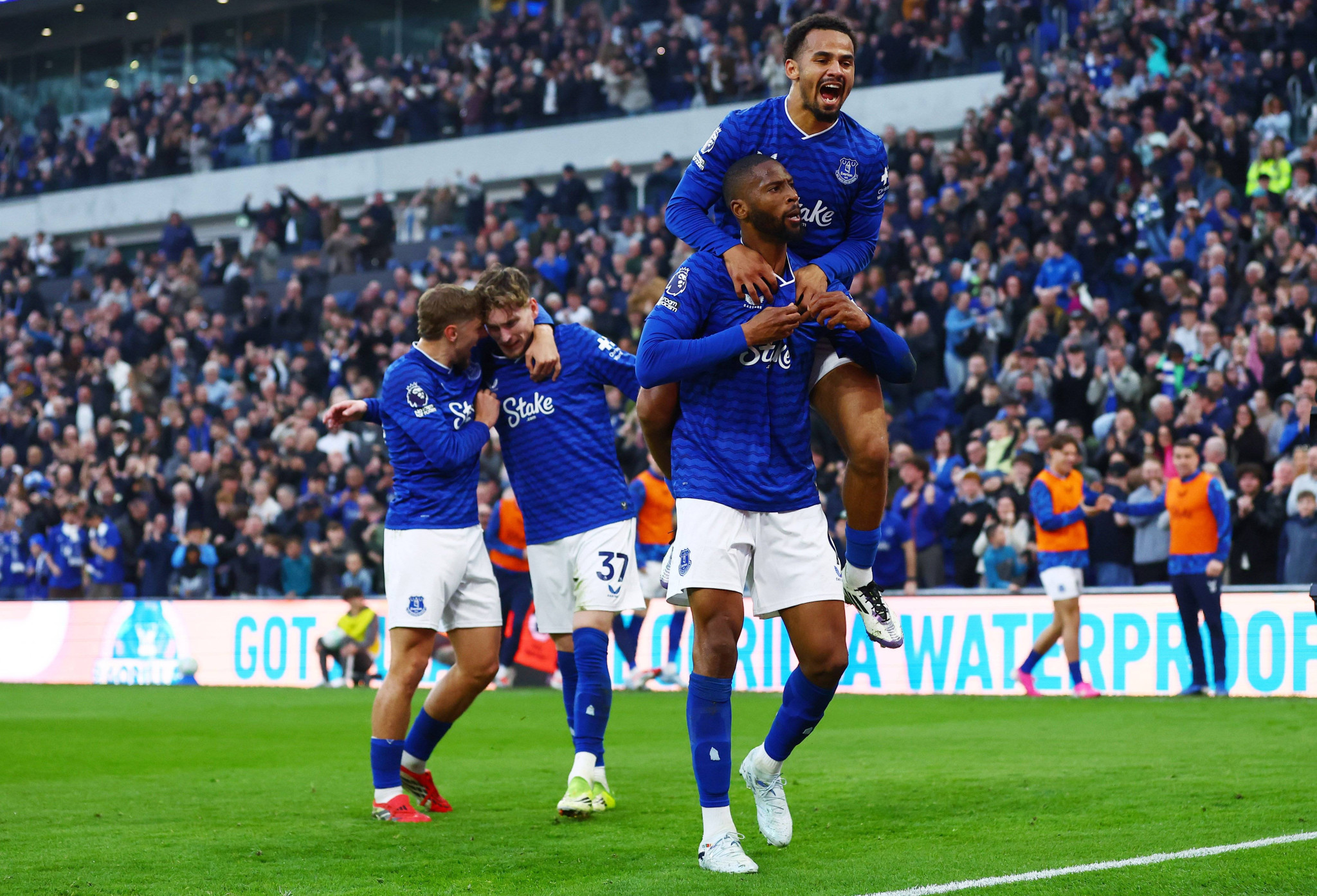 Η εντυπωσιακή Έβερτον «σκόρπισε» με τριάρα την απογοητευτική Τσέλσι