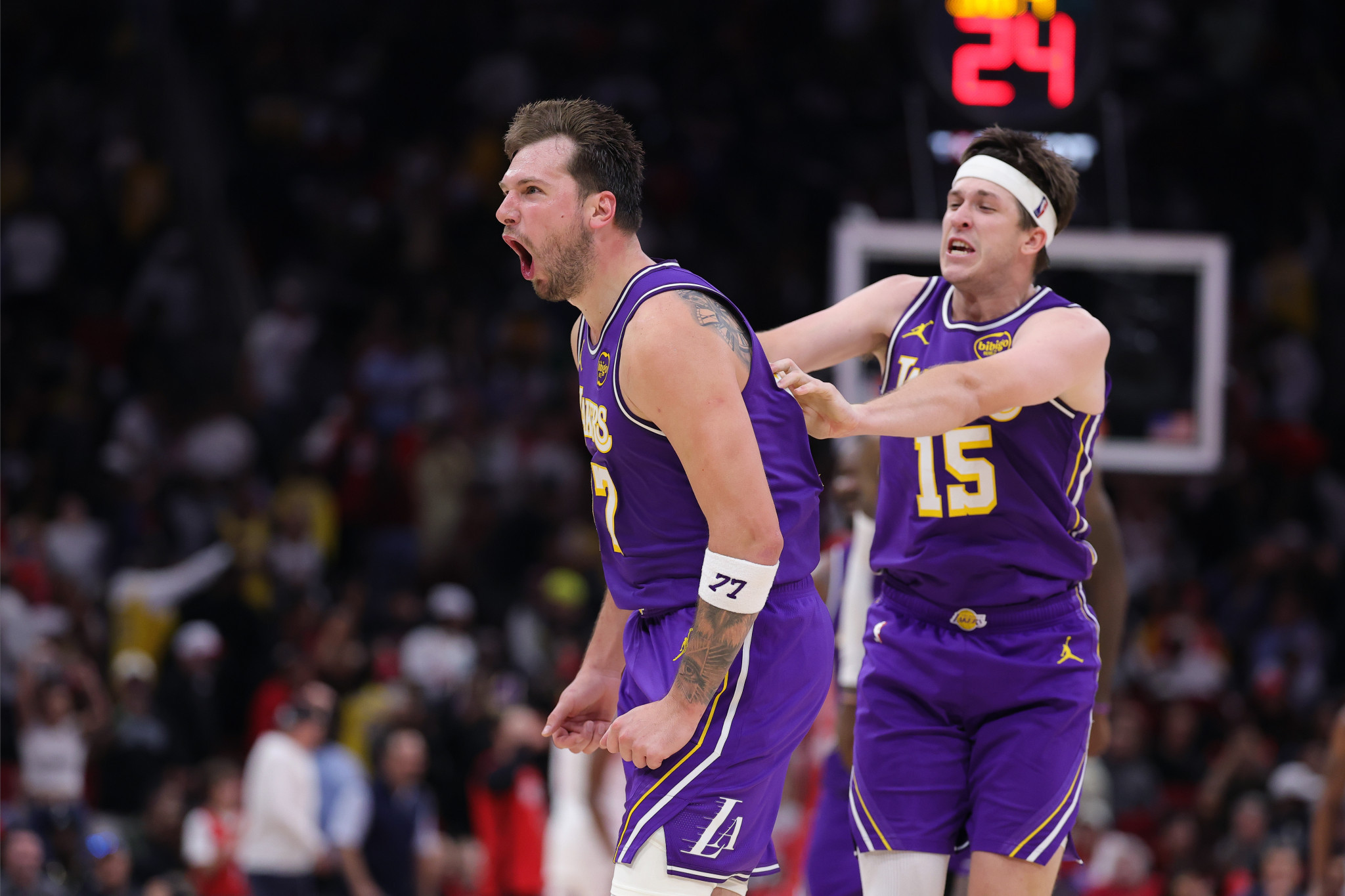 Με 40άρη Ντόντσιτς οι Λέικερς, 11η διαδοχική νίκη οι Χοκς