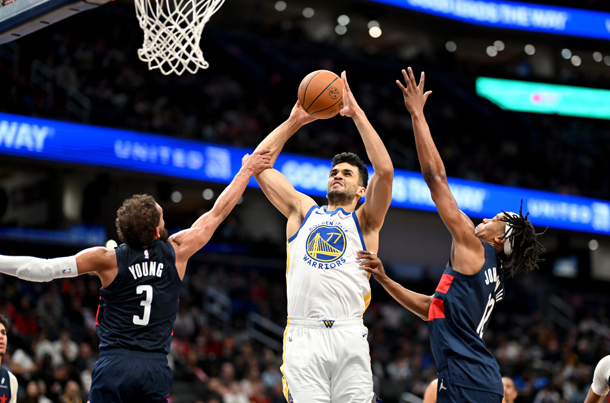 Ο Γιουρτσεβέν συνεχίζει στους Γουόριορς με νέο 10ήμερο συμβόλαιο