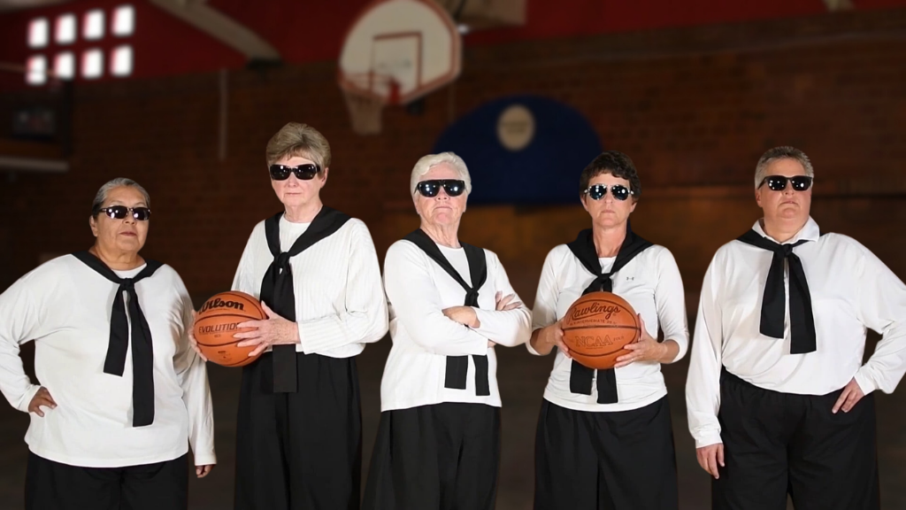 Είναι τα ομαδικά σπορ ελιξίριο της νεότητας; Οι τρομερές γιαγιάδες παίζουν μπάσκετ και... απαντούν