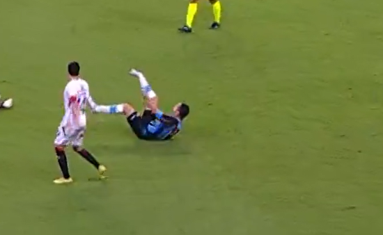 Σοκαριστικό: Παίκτης της Γκρέμιο διέλυσε τον αστράγαλο του και «πάγωσε» όλο το γήπεδο (video)