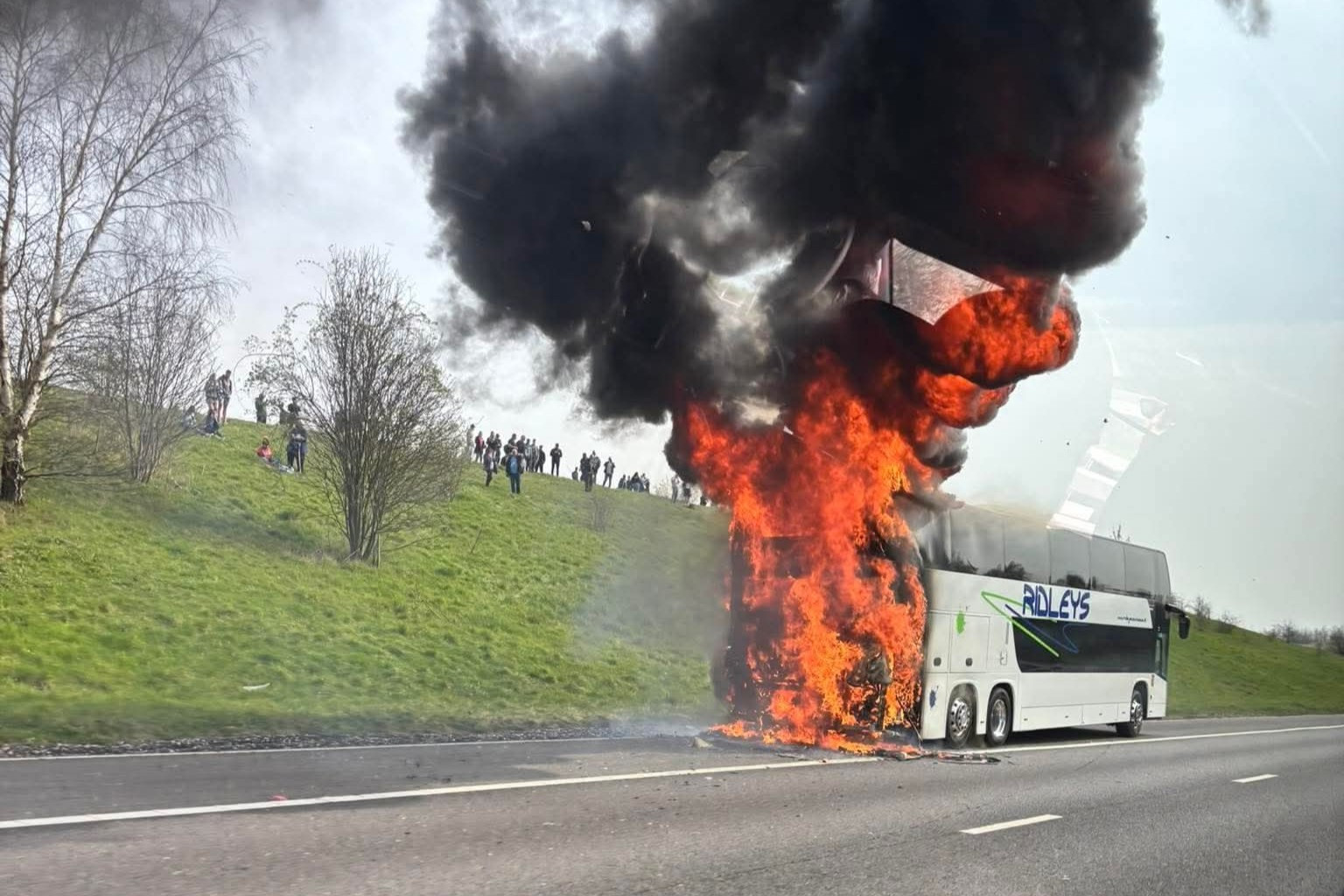 Σοκ σε αυτοκινητόδρομο του Λονδίνου: Πούλμαν οπαδών της Μάντσεστερ Σίτι τυλίχθηκε στις φλόγες (video)