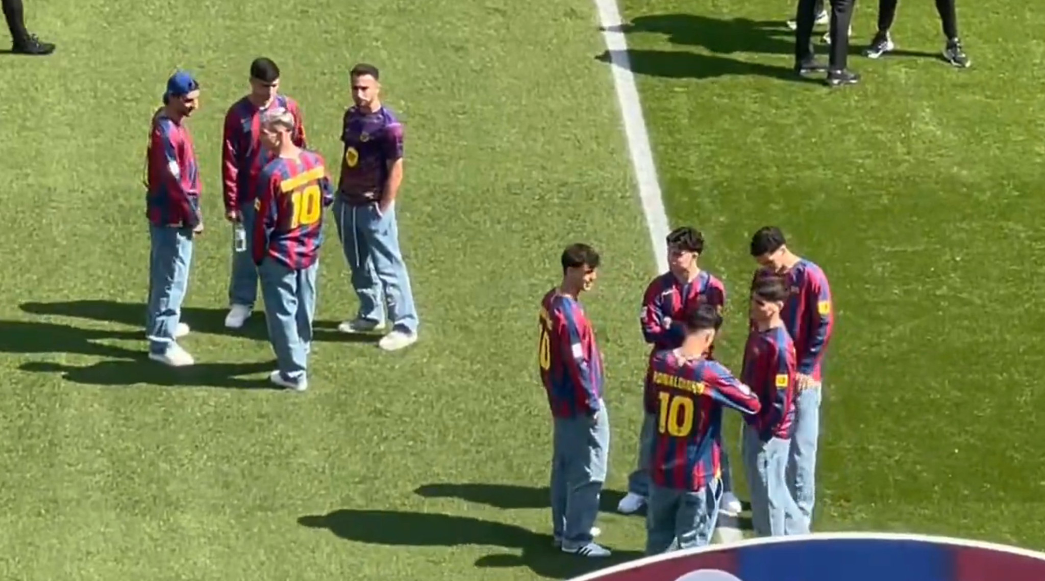 Σε όλες τις φανέλες το όνομά του - Οι παίκτες της Μπαρτσελόνα τίμησαν τον Ροναλντίνιο για τα γενέθλια του (video)