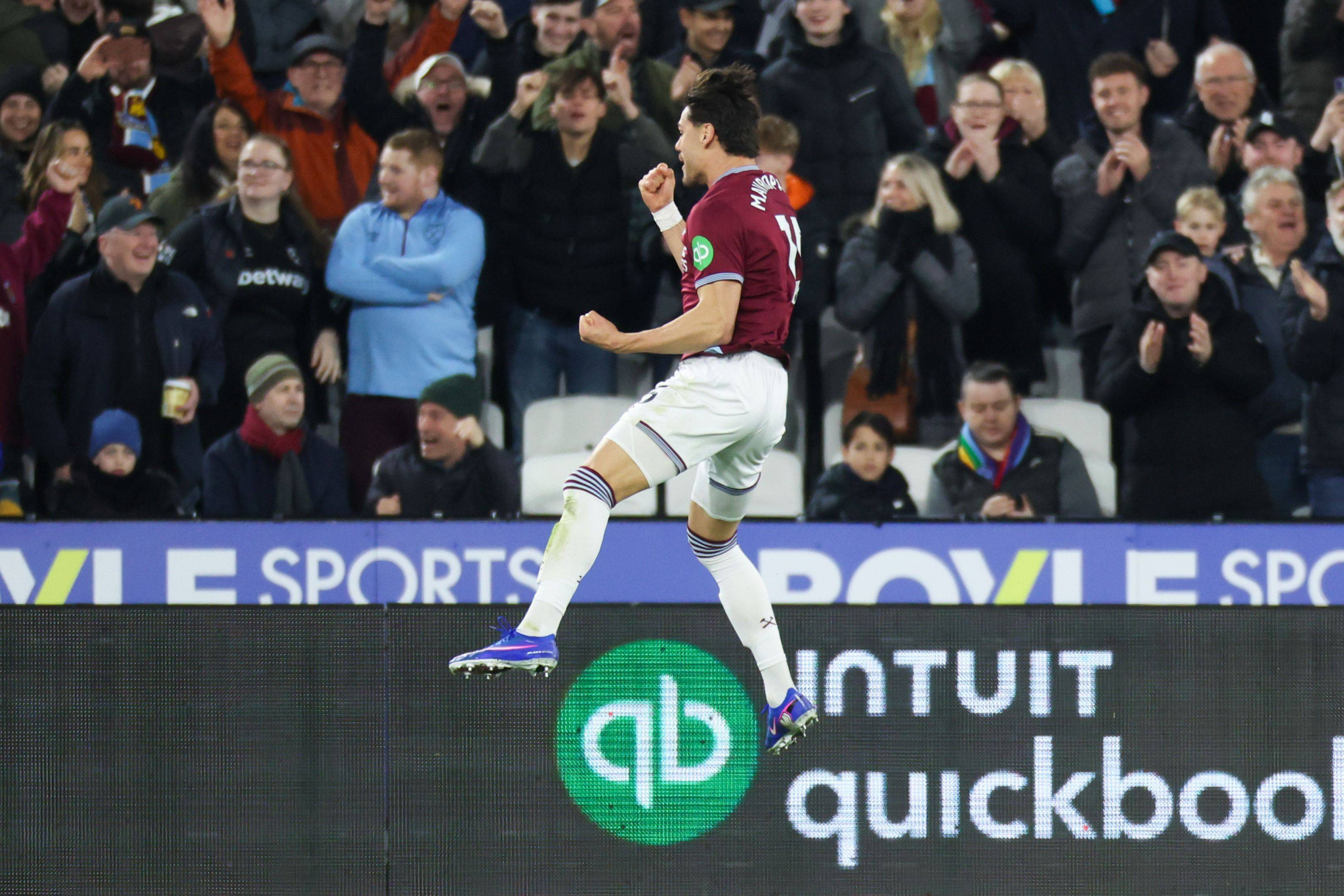 Ο «ιπτάμενος» Μαυροπάνος «κάρφωσε» και την Μάντσεστερ Σίτι με επιβλητική κεφαλιά (video)