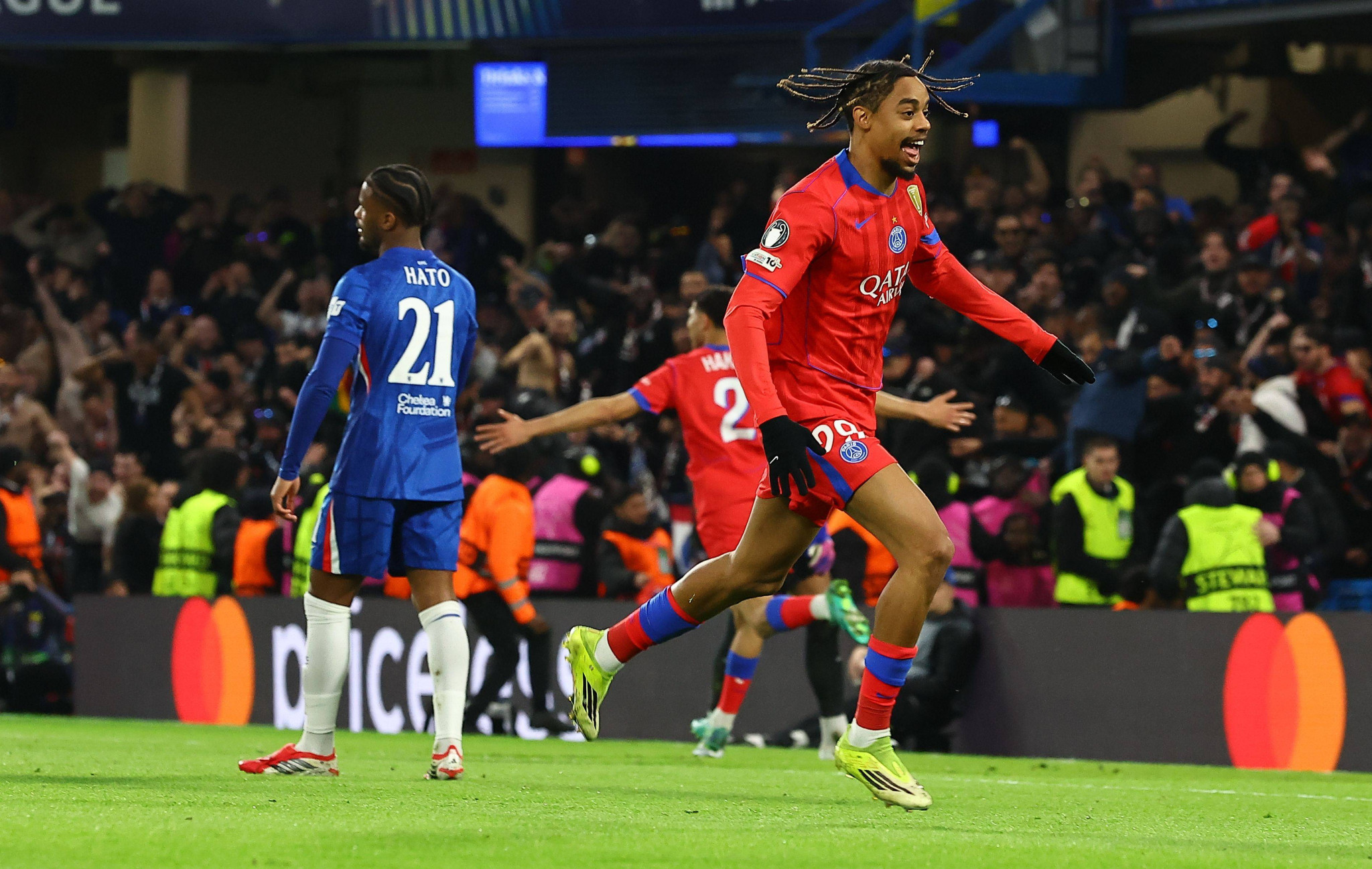 O Κβαρατσχελία με απίθανη γκολάρα έδωσε το προβάδισμα στην Παρί - O Μπαρκολά  έκανε το 2-0 (video)