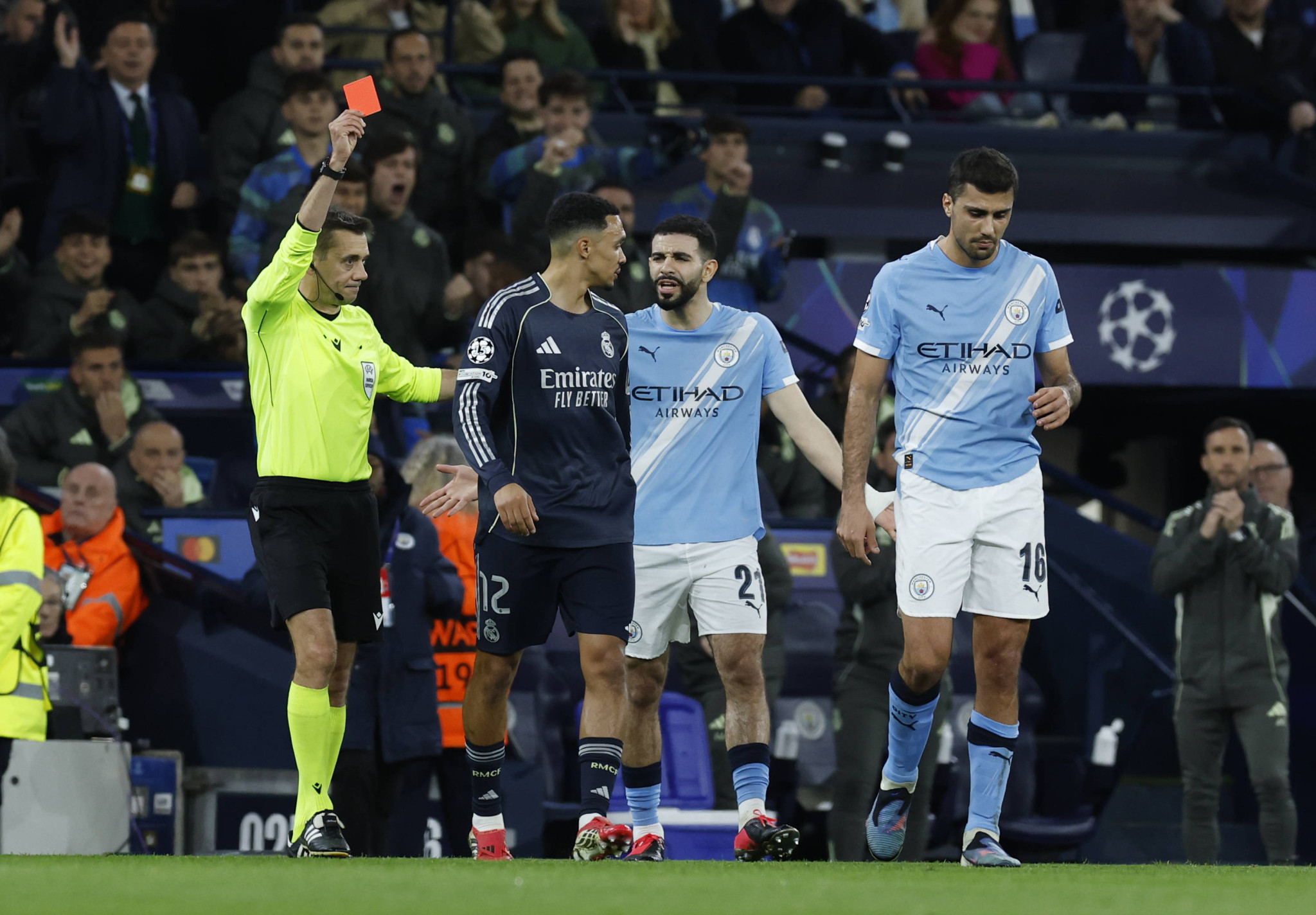 Δοκάρι, αποβολή και πέναλτι στο Μάντσεστερ - Η Ρεάλ άνοιξε το σκορ με τον Βινίσιους (video)