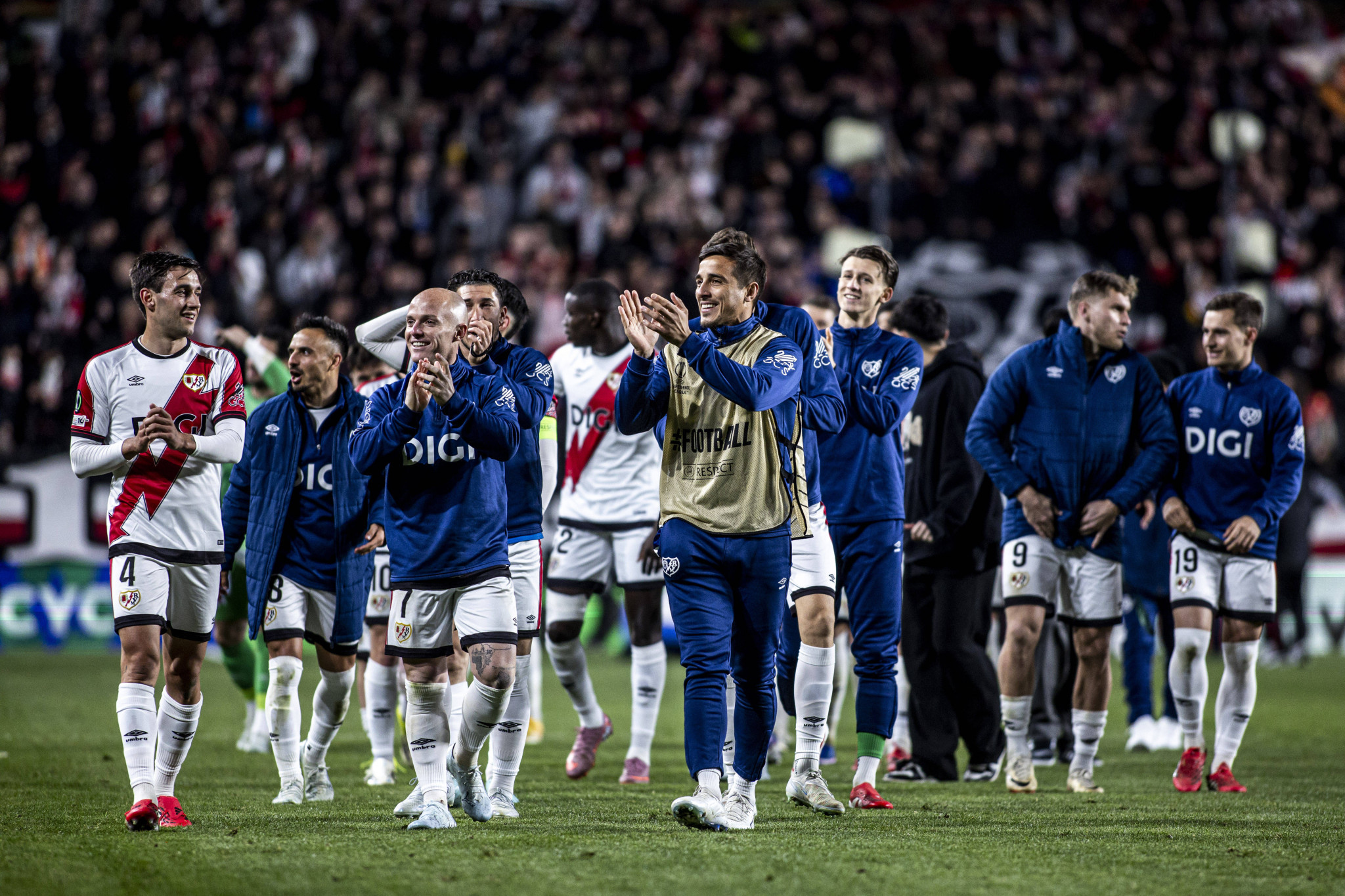 Οι πέντε παίκτες της Ράγιο Βαγιεκάνο που βρίσκονται στο όριο καρτών και κινδυνεύουν ενόψει ρεβάνς με την ΑΕΚ
