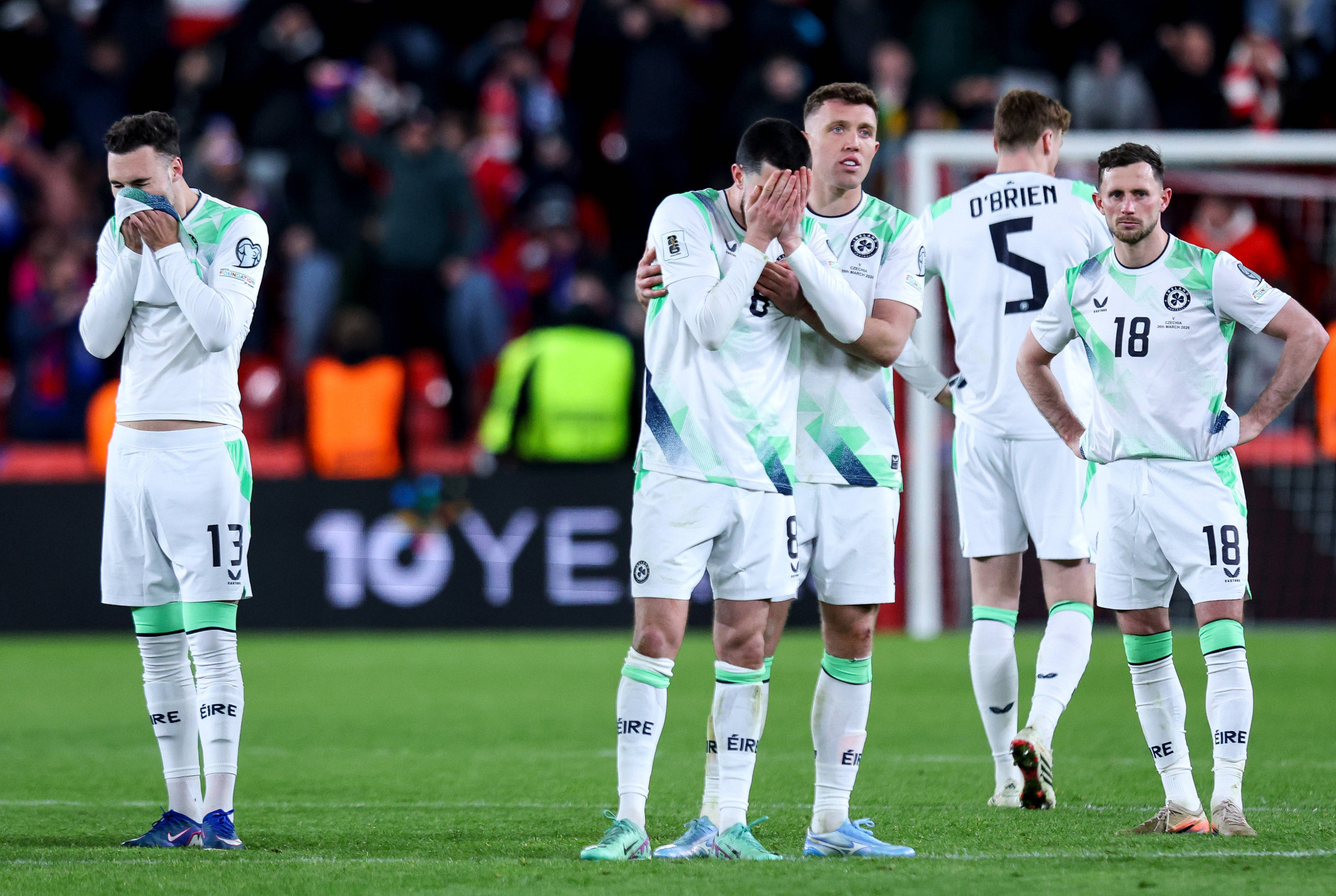 Έξαλλοι οι Ιρλανδοί οπαδοί ζητούν έρευνα, καθώς Τσέχοι επηρέασαν τους παίκτες τους με... σειρήνα (video)